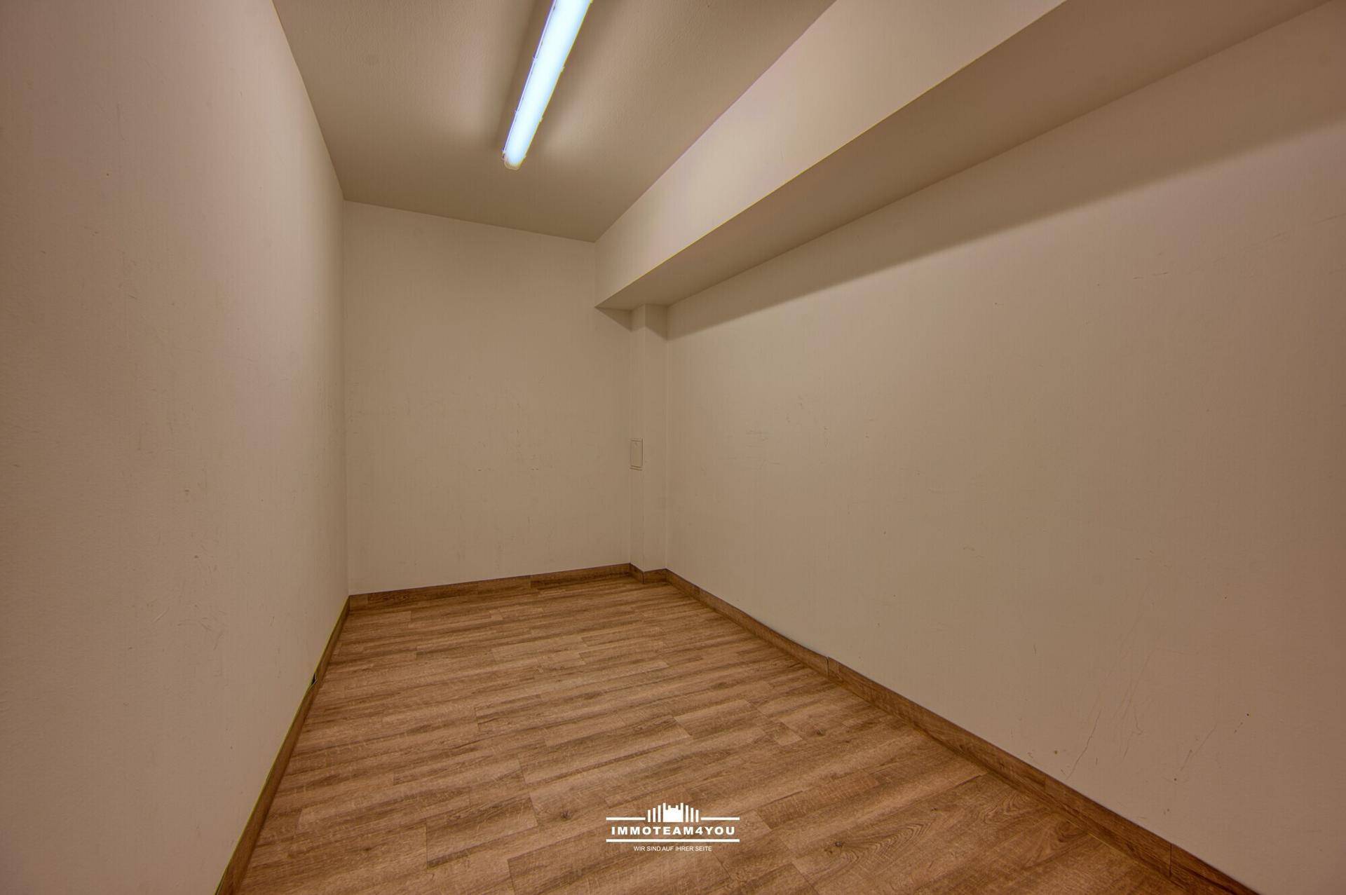 Kleiner, leerer Raum mit Laminatboden und weißen Wänden, ideal als Abstellraum oder kleine Kammer.