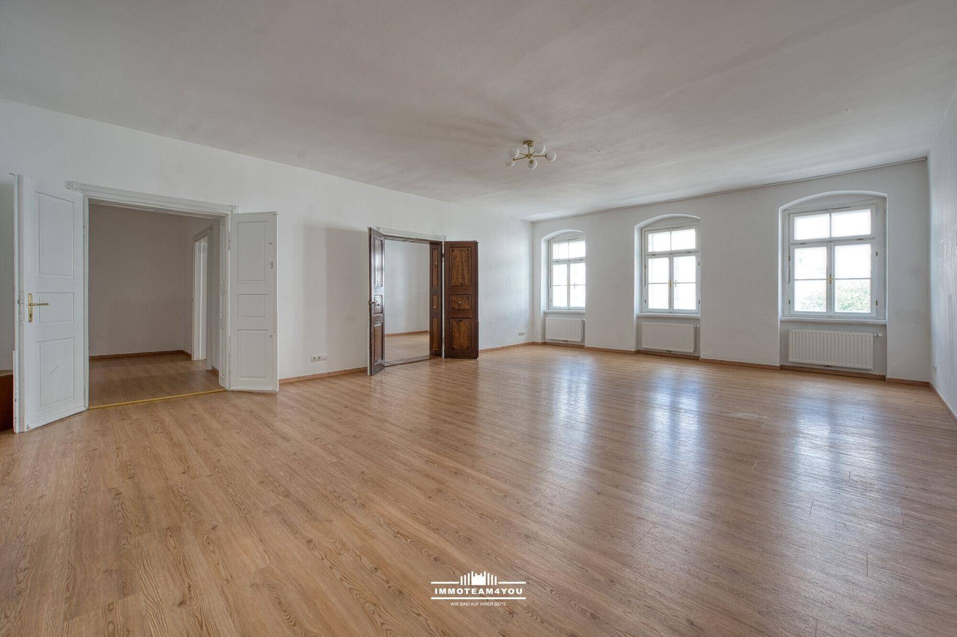 Wohnen im Zentrum mit Altbau-Charme. Raus aus der Masse. Auch als Büro nutzbar.Beeindruckende Raumhöhen. Außergewöhnliche Eleganz – pohled 4