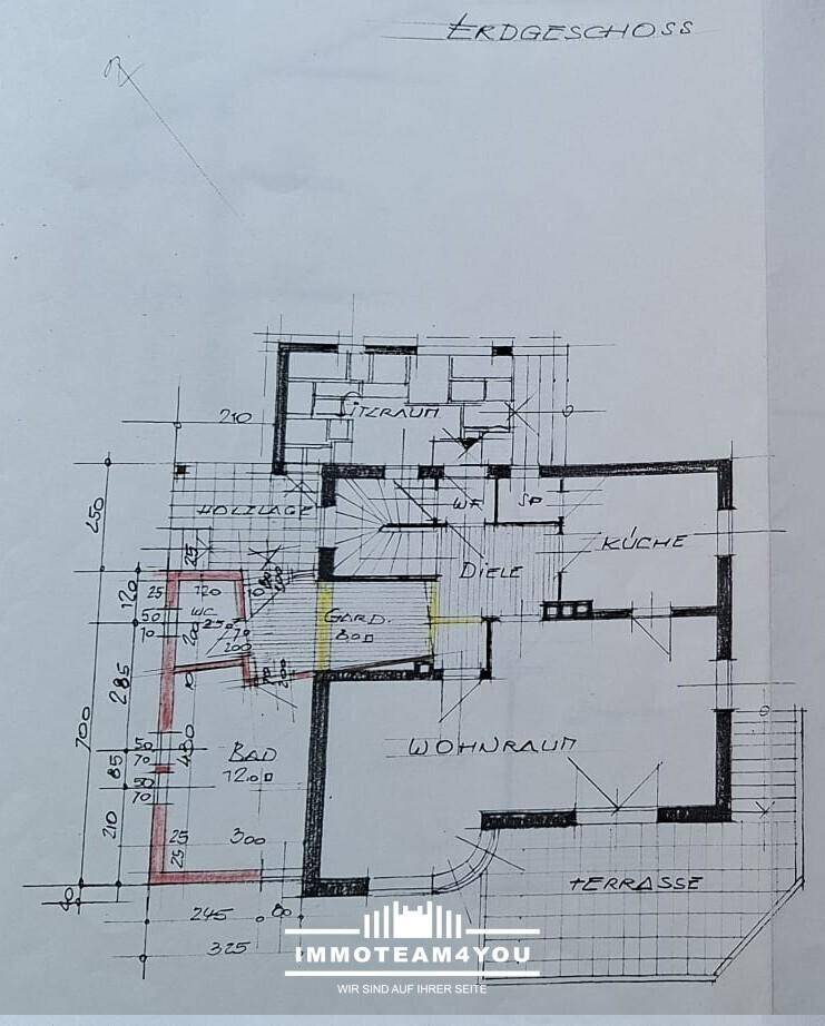 Handgezeichneter Grundriss des Erdgeschosses mit Wohnraum, Küche, Bad und Terrasse.