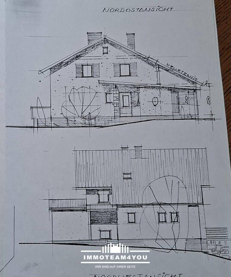 Handgezeichnete Nordost- und Nordwestansichten eines Hauses mit Satteldach und Balkon.