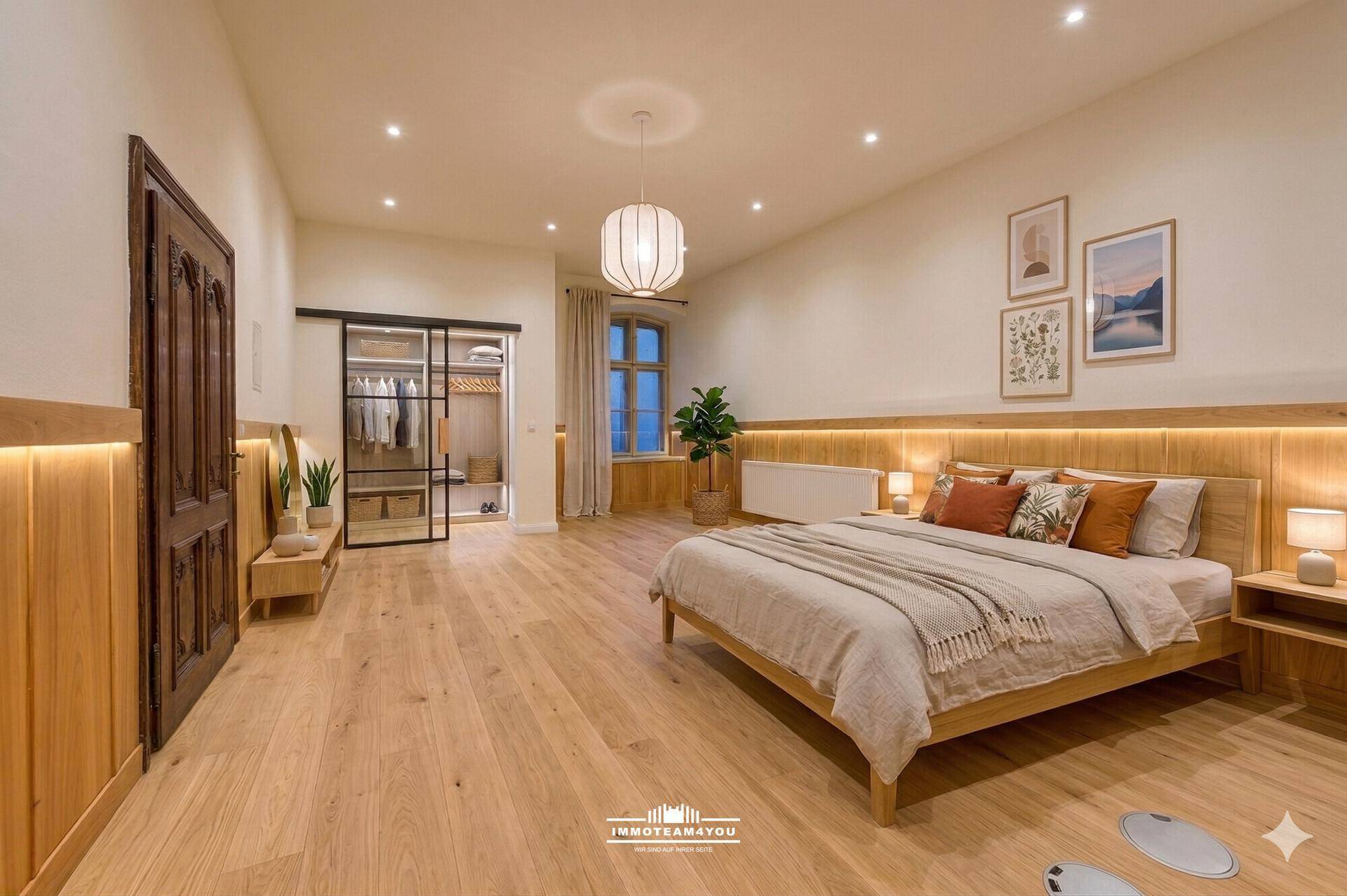 Helles Schlafzimmer mit Holzboden, integriertem Kleiderschrank und indirekter Beleuchtung.