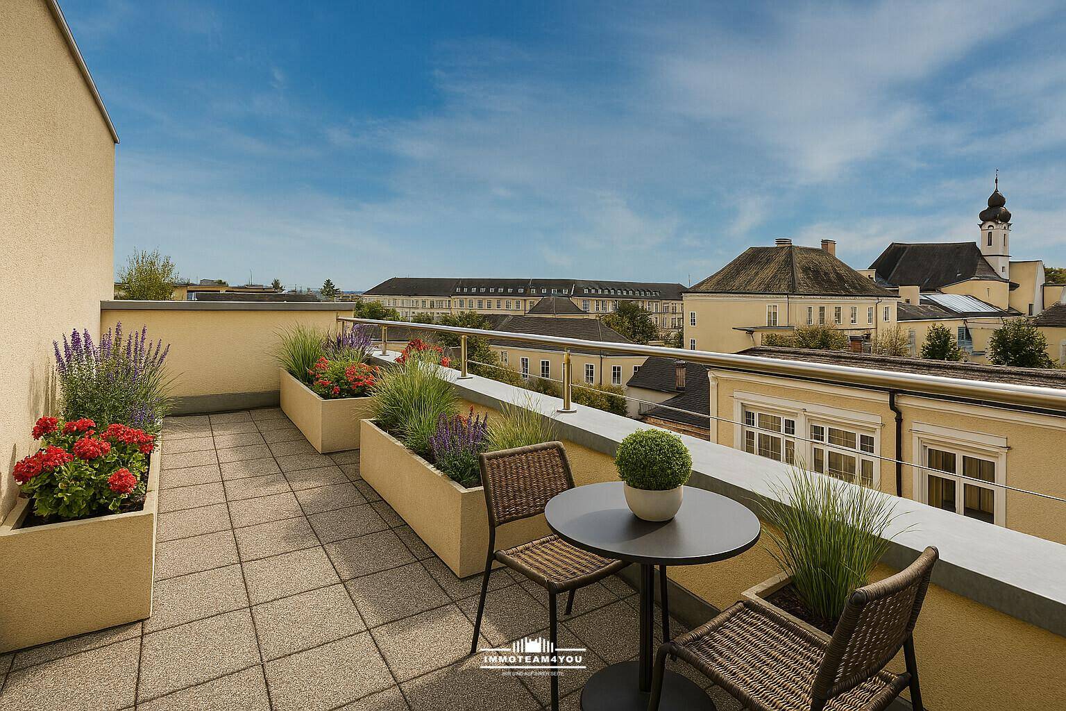 Geräumige Dachterrasse mit Pflanzenkübeln, Sitzgelegenheiten und weitem Stadtblick.