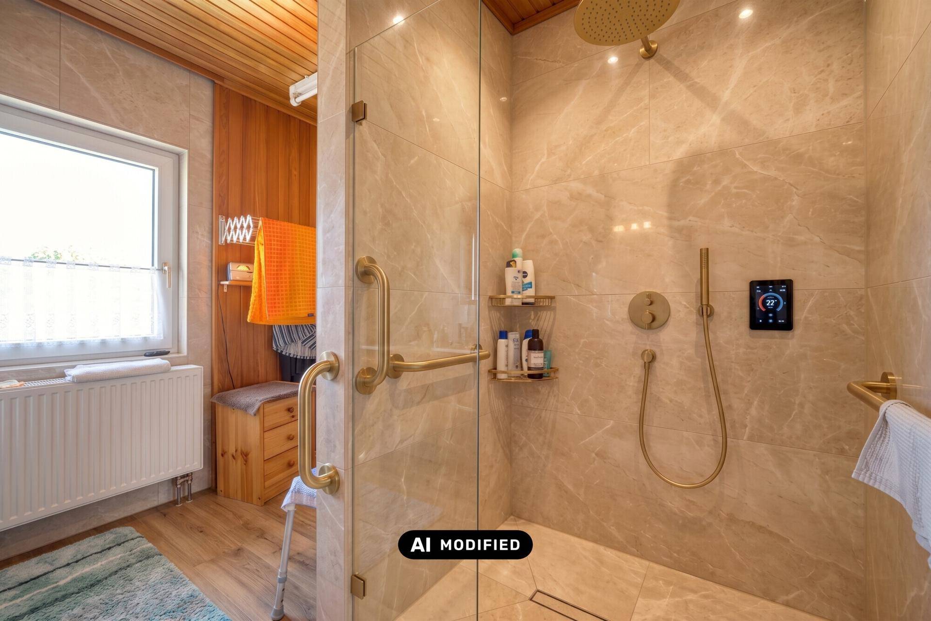 Modernes Badezimmer mit begehbarer Dusche, luxuriösen Armaturen und eleganten Marmorfliesen.