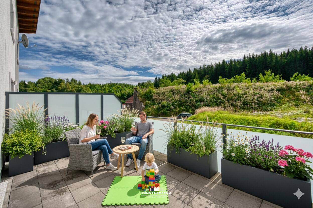 Möblierte Terrasse mit Familie, Pflanzen und einem idyllischen Blick ins Grüne.