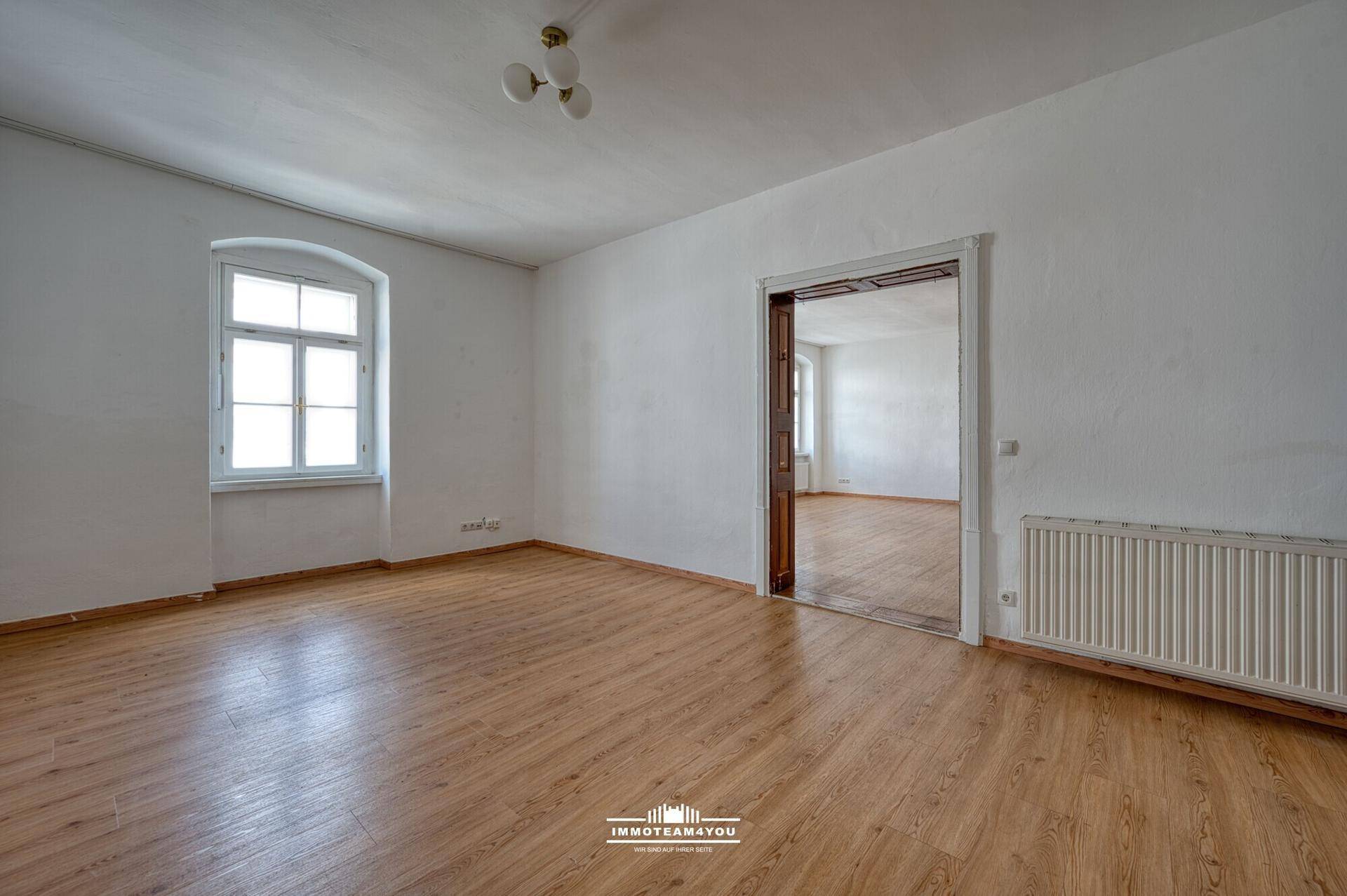 Wohnen im Zentrum mit Altbau-Charme. Raus aus der Masse. Auch als Büro nutzbar.Beeindruckende Raumhöhen. Außergewöhnliche Eleganz – další