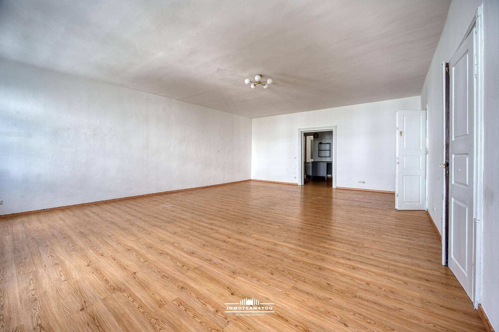 Wohnen im Zentrum mit Altbau-Charme. Raus aus der Masse. Auch als Büro nutzbar.Beeindruckende Raumhöhen. Außergewöhnliche Eleganz – pohled 6