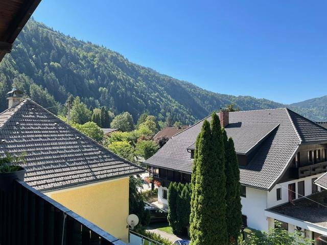 Panoramablick über Dächer von Häusern und die majestätische Berglandschaft.