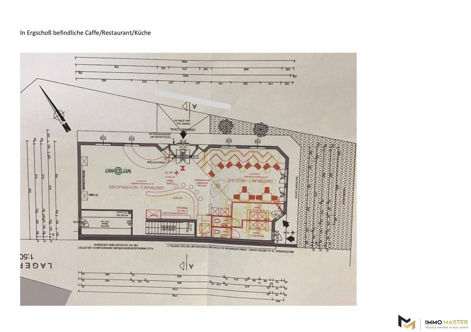 Grundriss des Erdgeschosses mit Café, Restaurant und Küchenbereich, detailliert dargestellt.