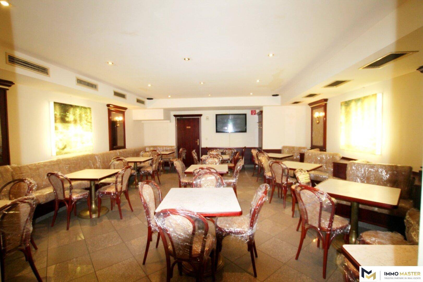 Großer Gastraum mit zahlreichen Tischen und Stühlen, ideal für Veranstaltungen oder Restaurantbetrieb.
