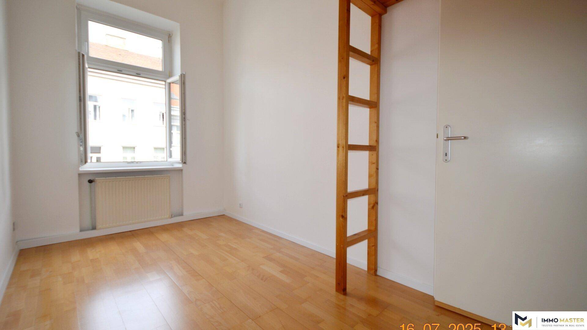 Helles Schlafzimmer mit Holzboden und Fenster, ideal für ein Hochbett oder Stauraum.