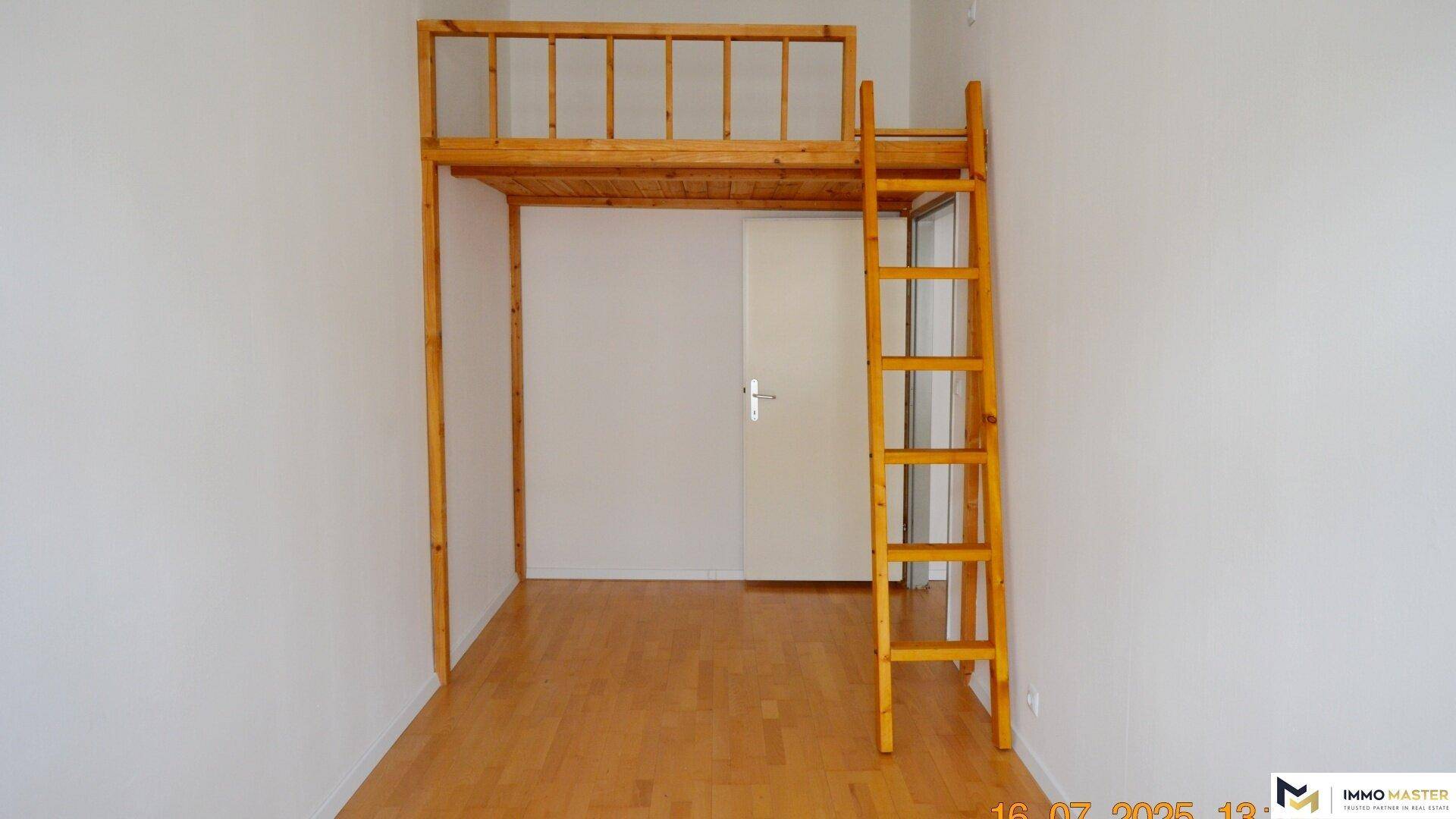 Schlafzimmer mit Holzboden und einem eingebauten Hochbett, das zusätzlichen Raum schafft.