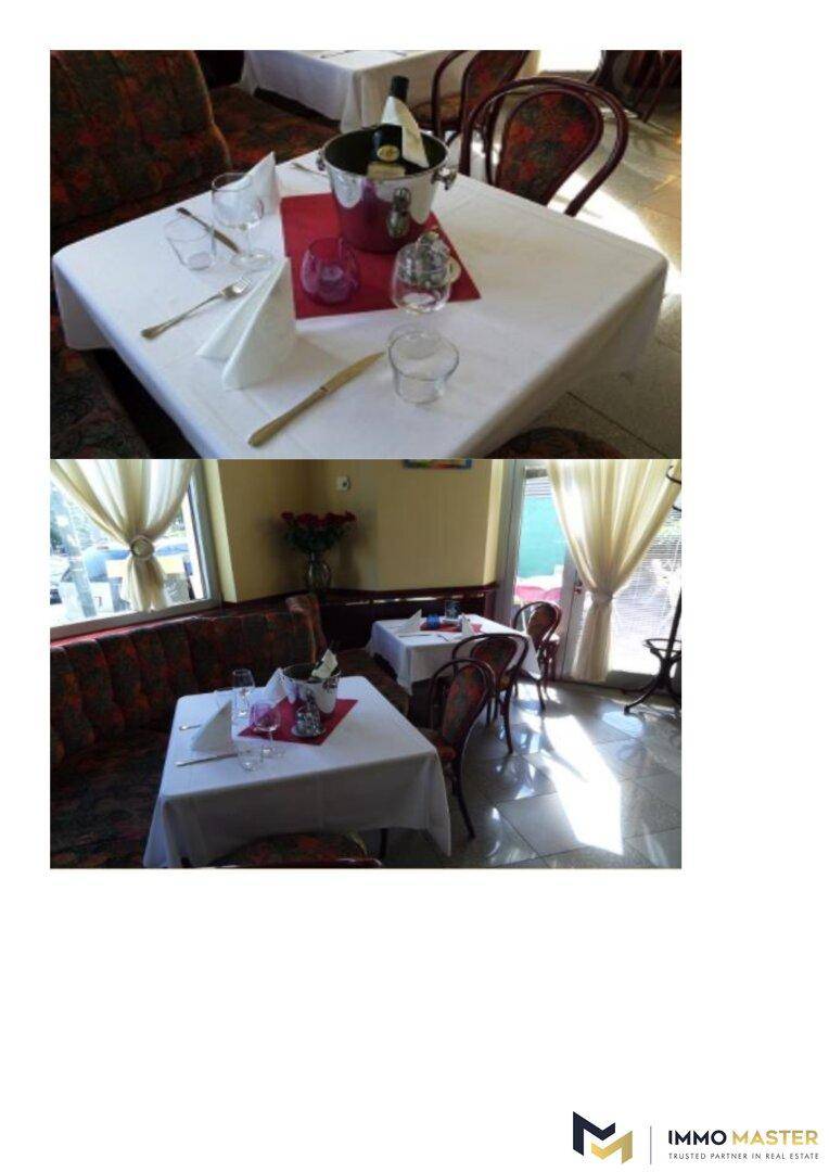 Gedeckter Tisch in einem Restaurantbereich mit weißer Tischdecke und Stühlen.