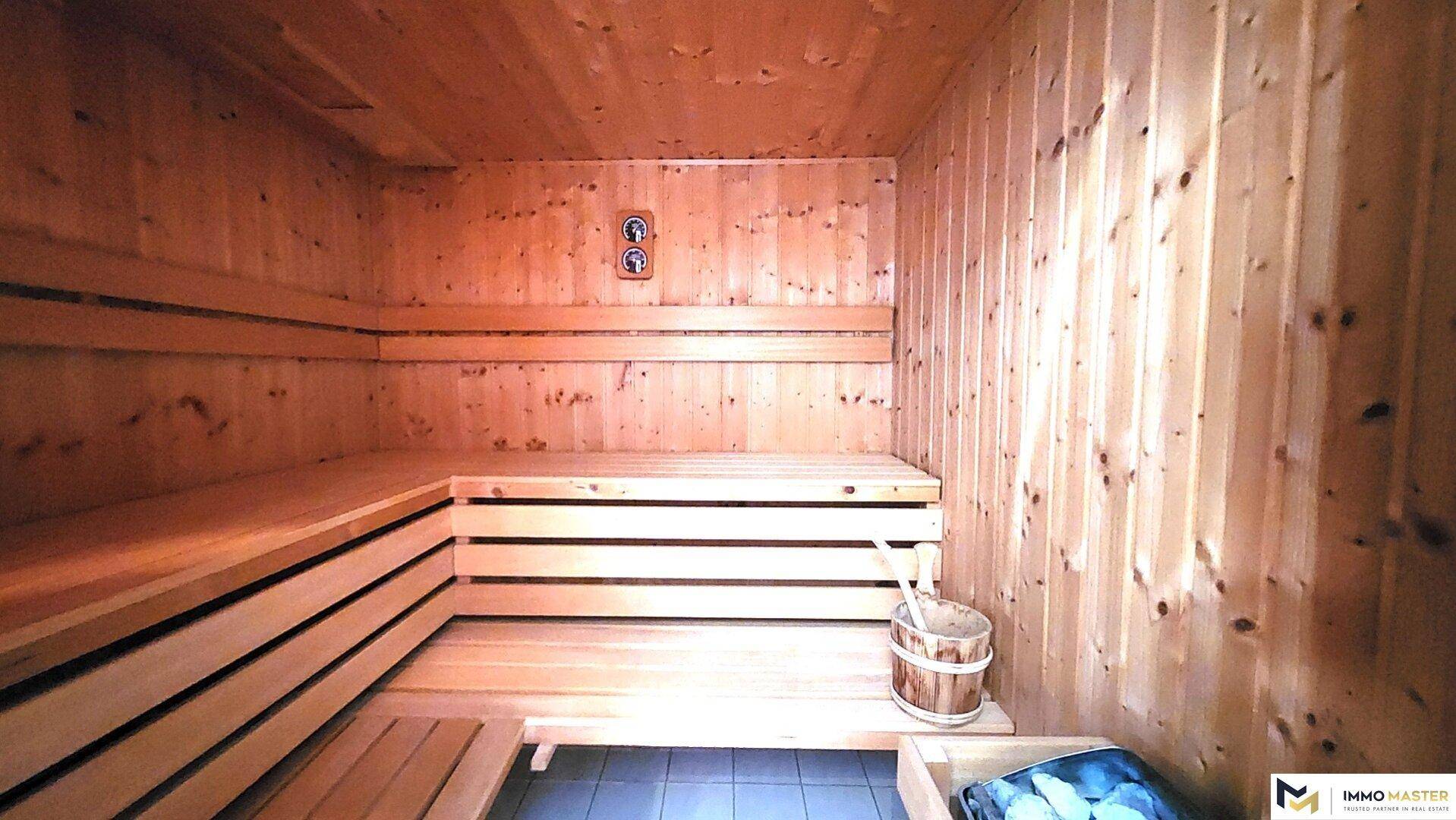 Gemütliche Holzsauna mit mehreren Bänken für Entspannung und Wohlbefinden.