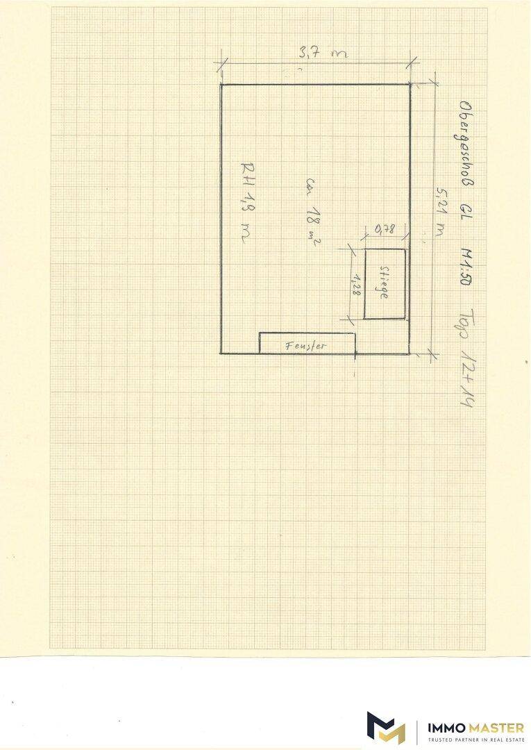 Einfacher handgezeichneter Grundriss eines Raumes mit Maßen, Fenster und Treppenbereich auf Karopapier.