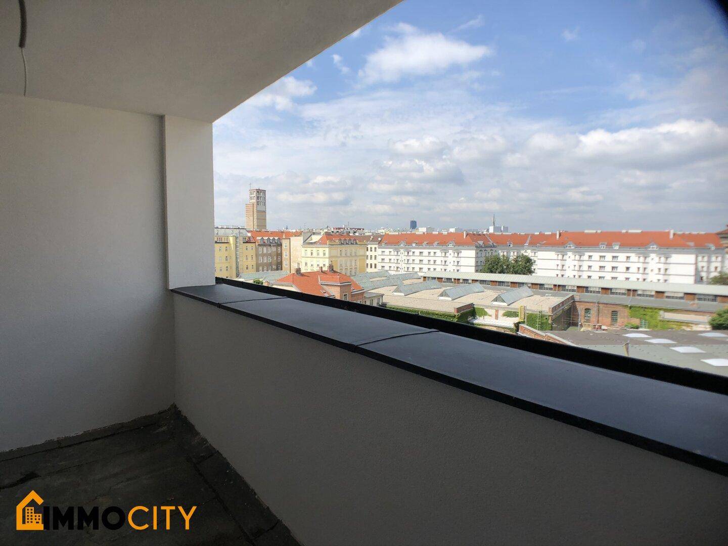 Kleiner Balkon mit Stadtblick, ideal für eine ruhige Auszeit im Freien.