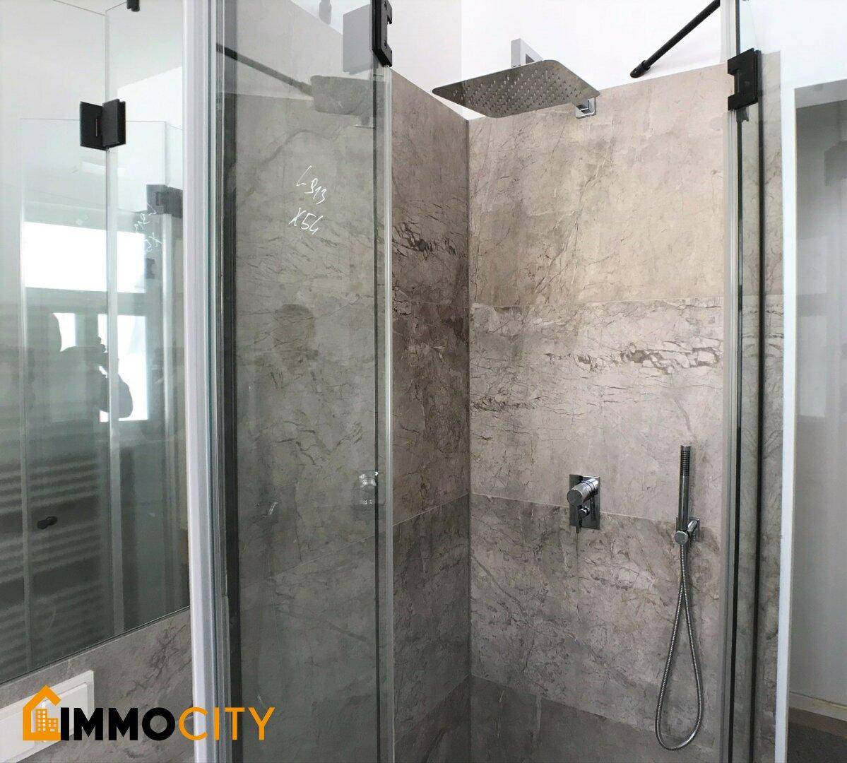 Moderne Duschkabine mit Regendusche und eleganten grauen Marmorfliesen, stilvolles Design.