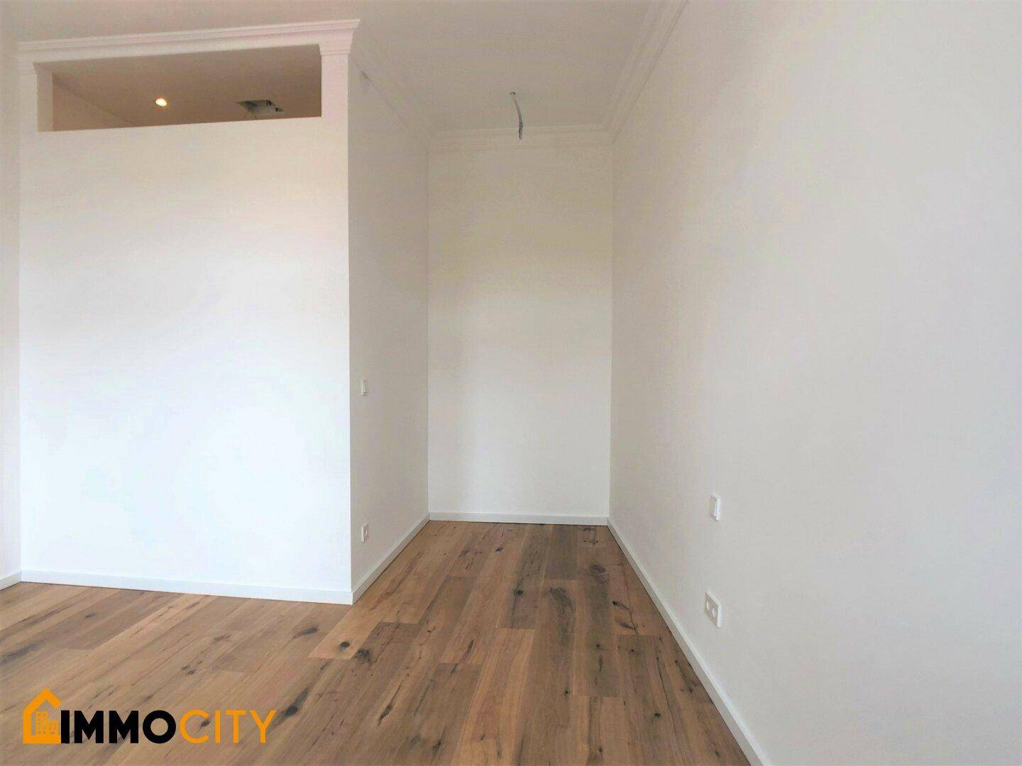 Kleiner Raum mit Holzboden und einer oberen Öffnung, ideal als Abstellraum oder Nische.