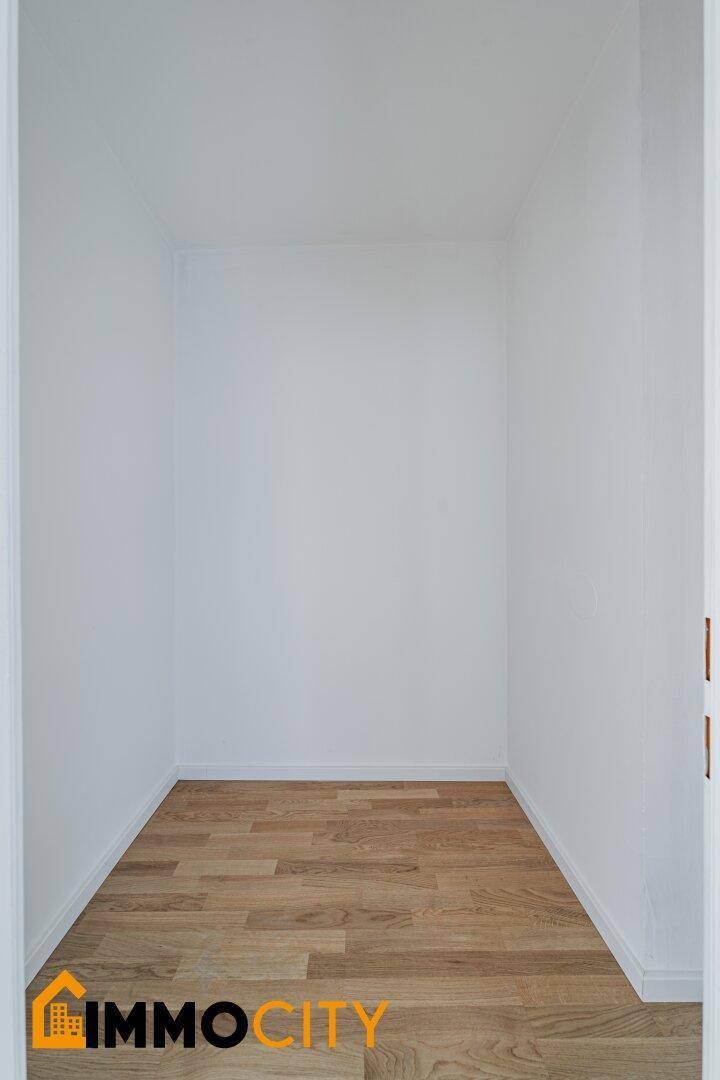 Praktischer Abstellraum mit hellem Parkettboden und weißen Wänden, ideal für zusätzlichen Stauraum.