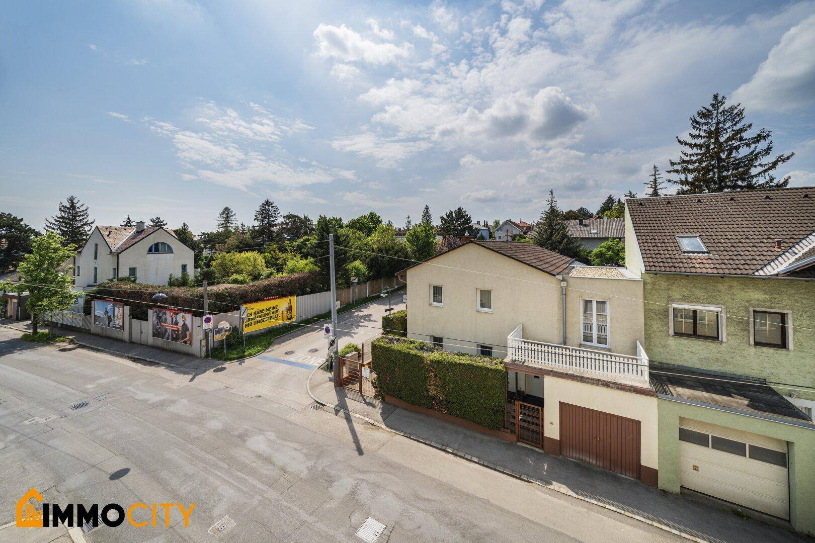 Ruhige Wohnstraße mit charmanten Häusern und viel Grün in der Umgebung.