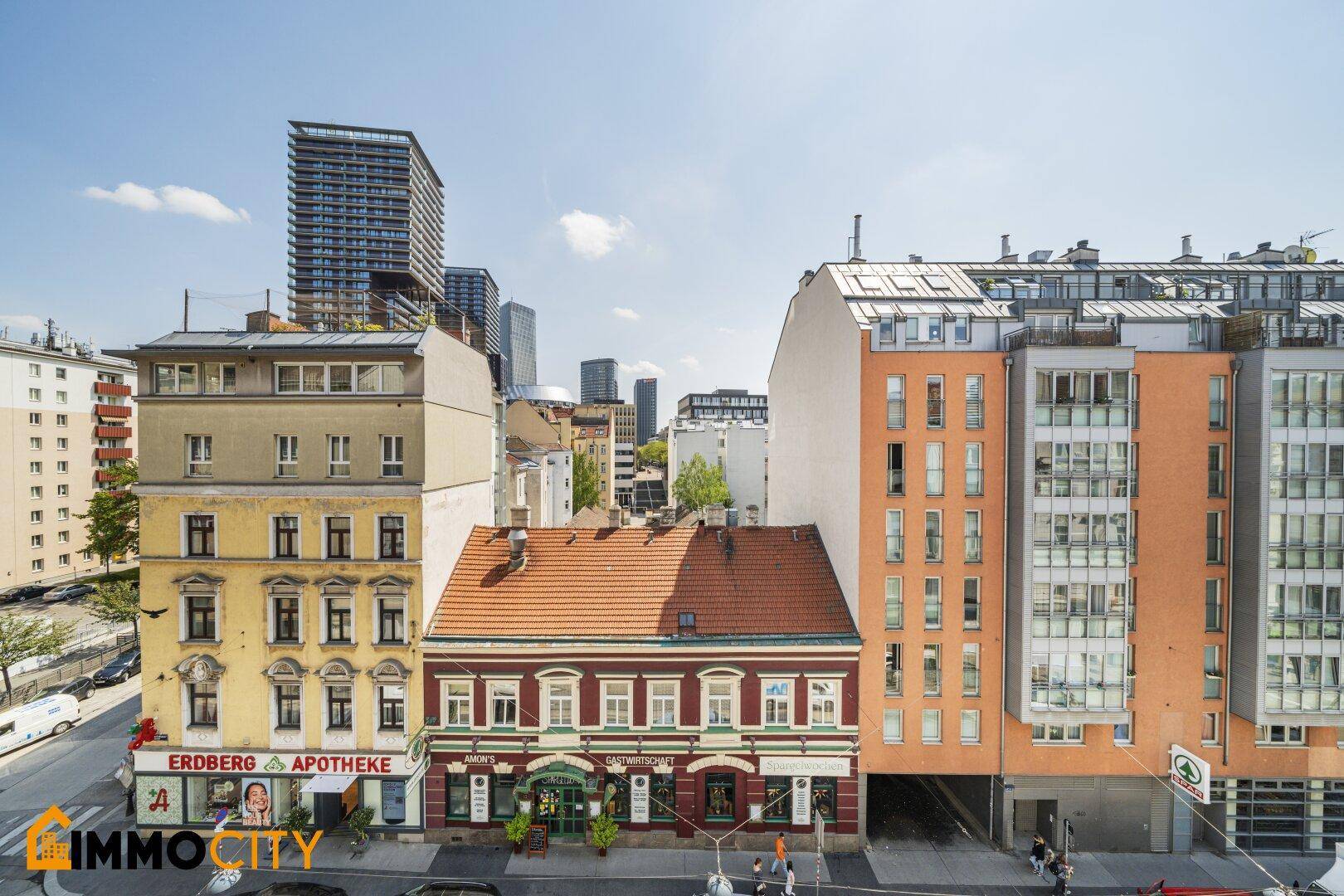 Panoramablick auf die belebte Stadtstraße mit verschiedenen Gebäuden und Geschäften.