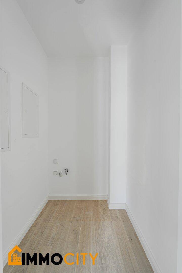 Praktischer Abstellraum mit Anschlüssen für Waschmaschine oder andere Geräte.