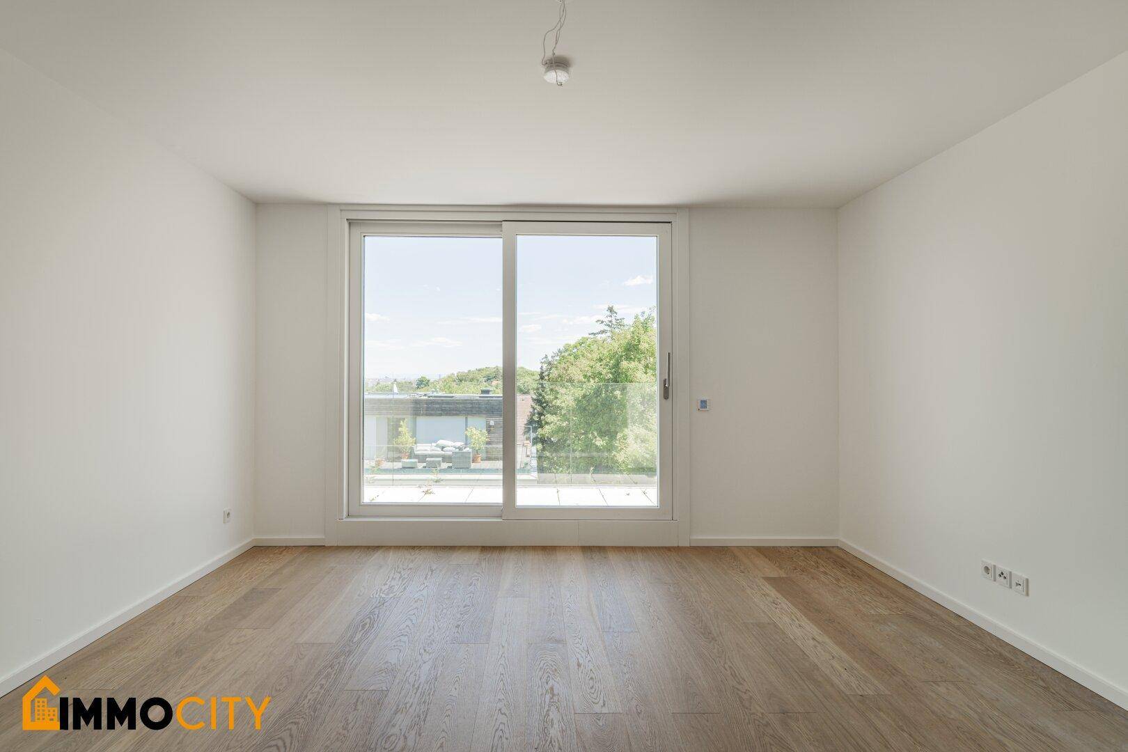 Helles Wohnzimmer mit großen Schiebetüren und hochwertigem Holzparkettboden.