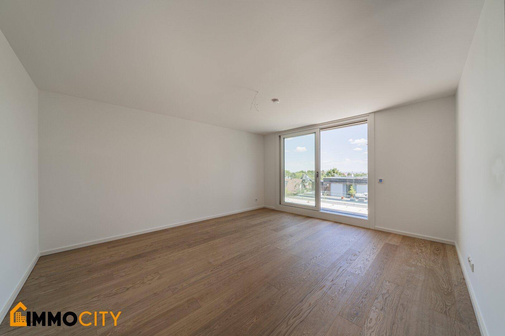 Helles Schlafzimmer mit großen Fenstern und schönem Ausblick.