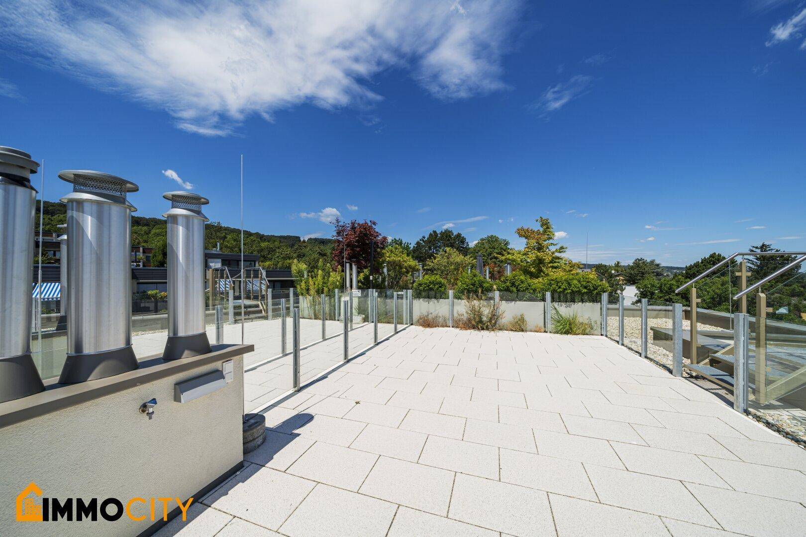 Große, sonnige Dachterrasse mit weitem Blick ins Grüne und moderner Gestaltung.