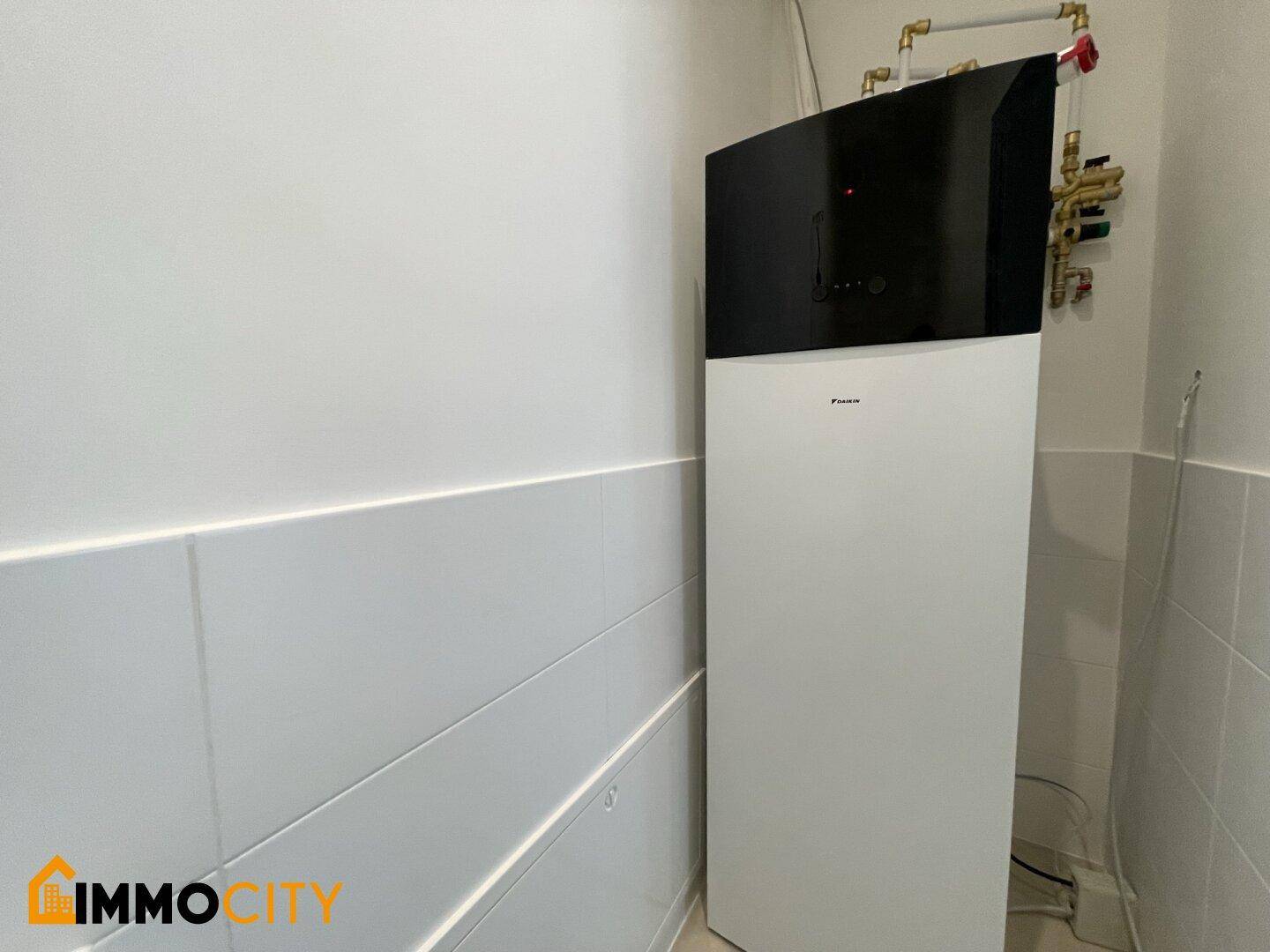 Effiziente Wärmepumpe in einem separaten Raum, sorgt für umweltfreundliche Heizung und Warmwasser.