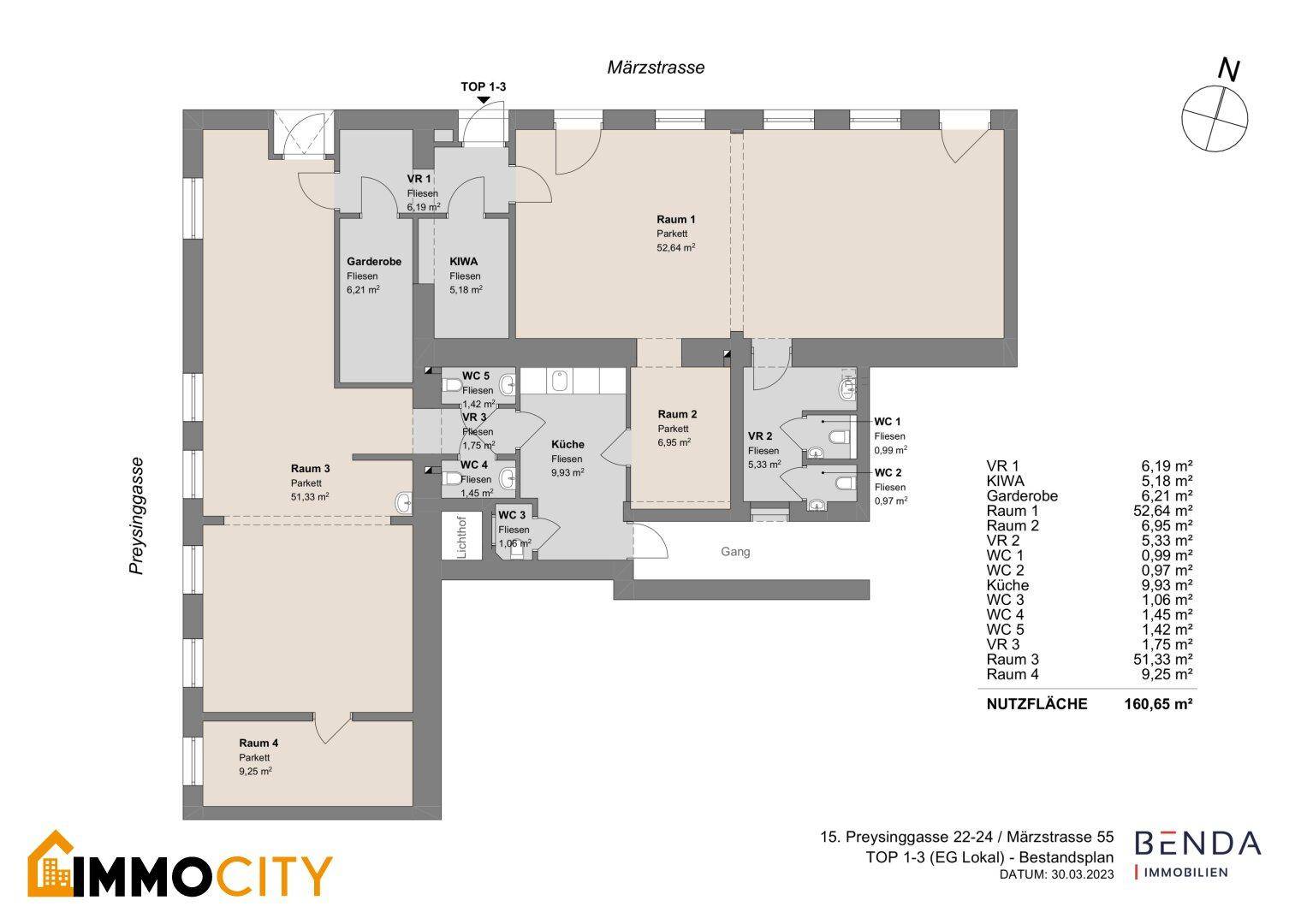Dieser Grundriss zeigt eine Wohnung mit vier Zimmern, separater Küche und fünf Toiletten. Parkett- und Fliesenböden sind vorhanden.