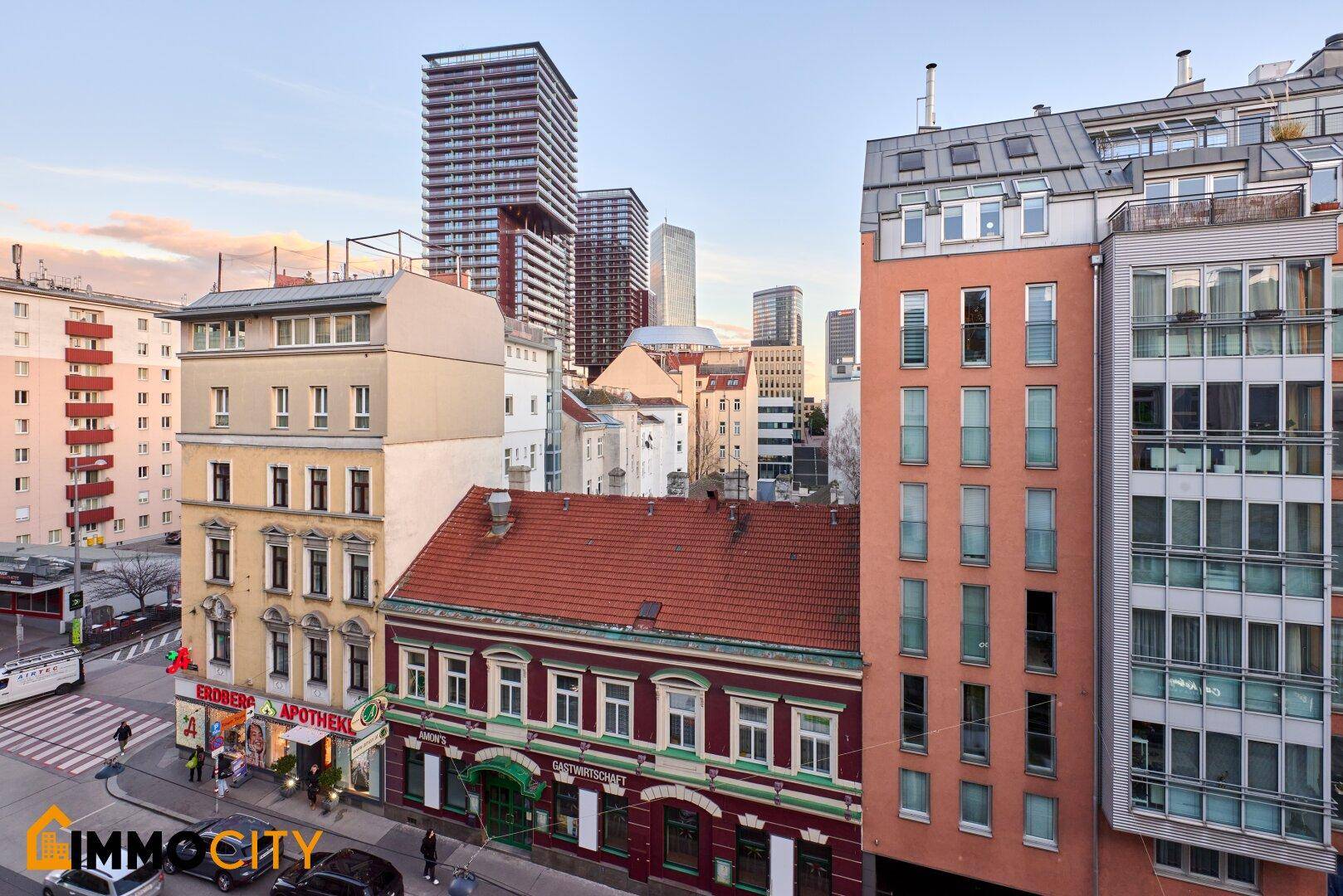 Panoramablick über eine belebte Stadtstraße mit moderner und traditioneller Architektur.
