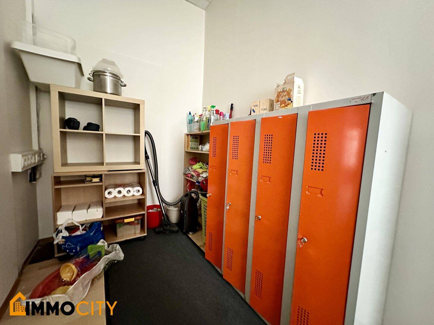 Abstellraum mit Regalen und Spinden, bietet Platz für Reinigungsmittel und persönliche Gegenstände.
