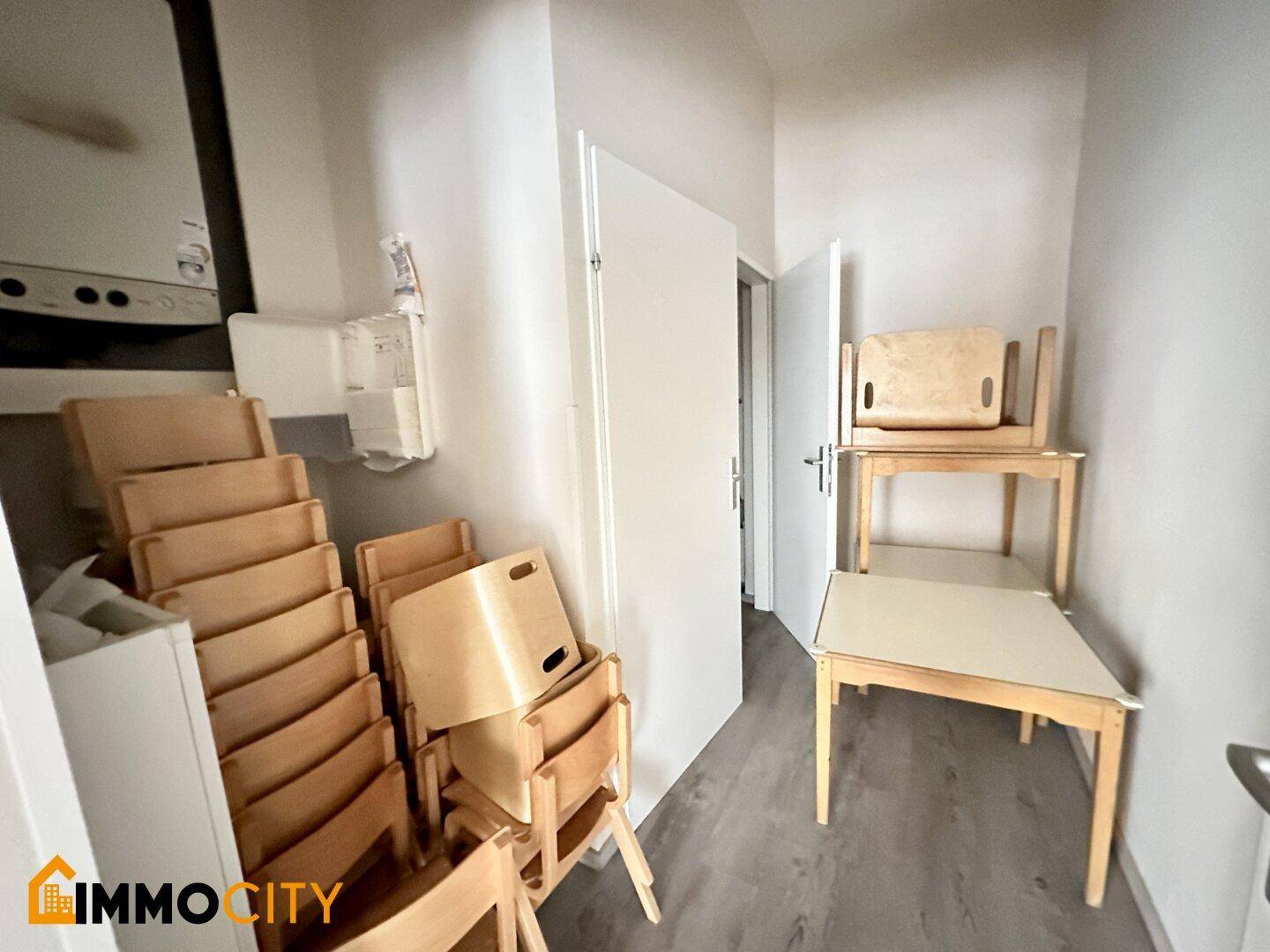 Abstellraum mit gestapelten Kindermöbeln und Regalen, bietet zusätzlichen Stauraum.