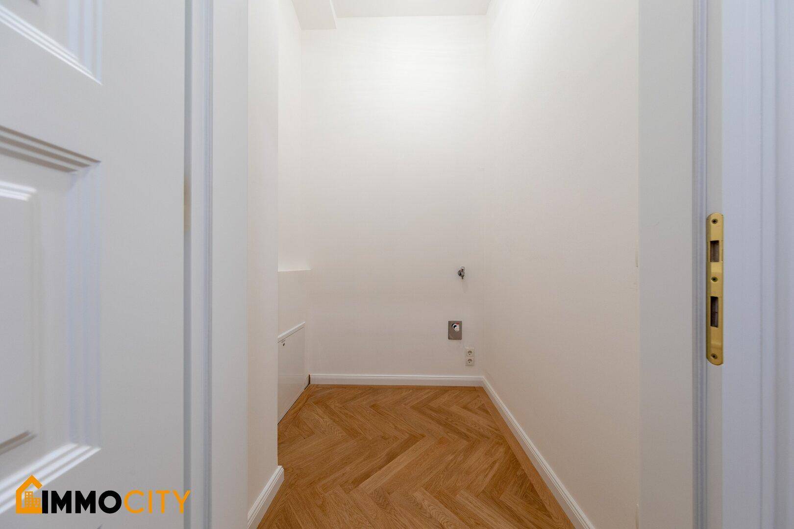 Kleiner Hauswirtschaftsraum mit Anschlüssen für Waschmaschine und Trockner, praktisch und funktional.