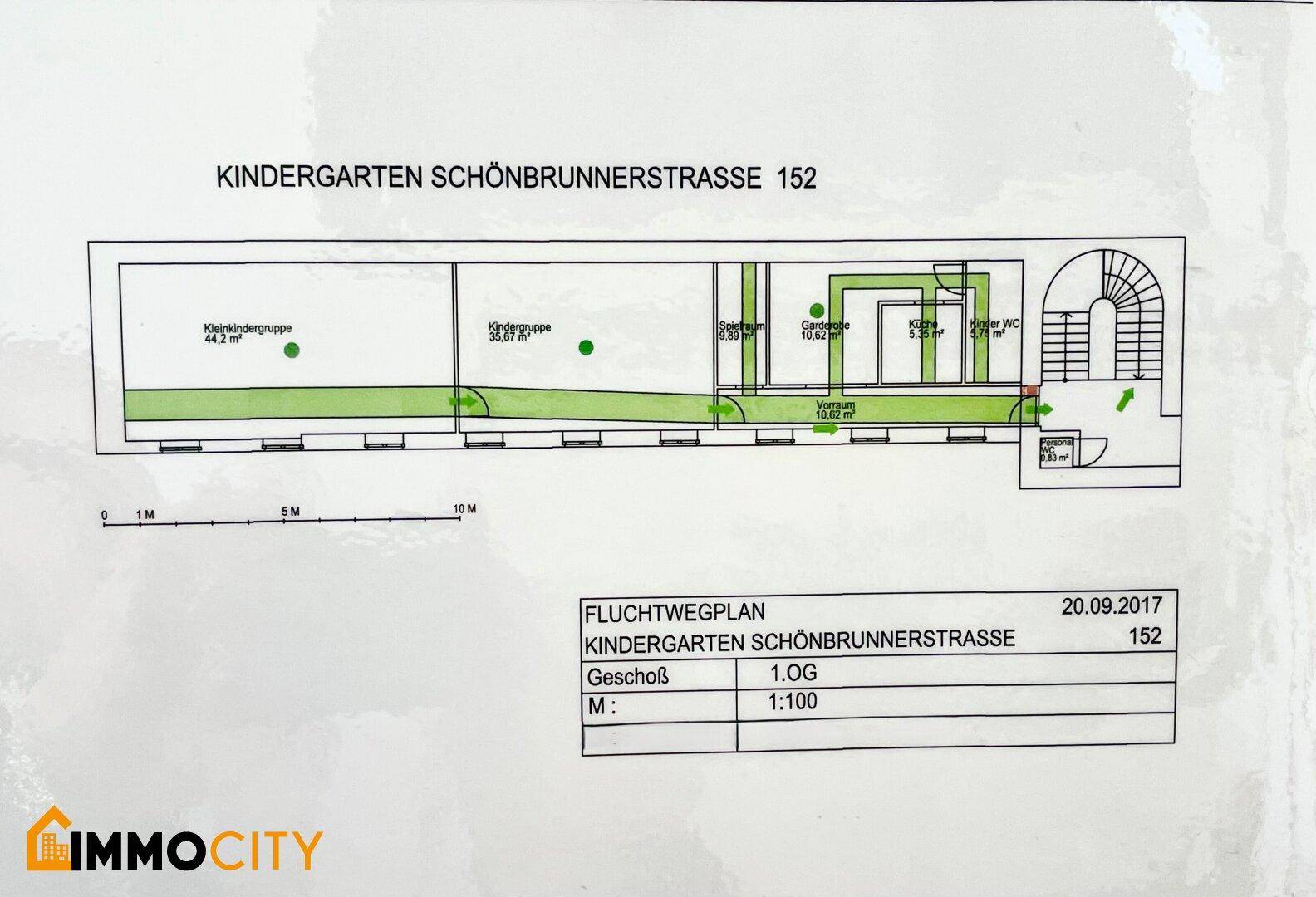 Grundrissplan eines Kindergartens mit verschiedenen Gruppenräumen und einem Fluchtwegplan.