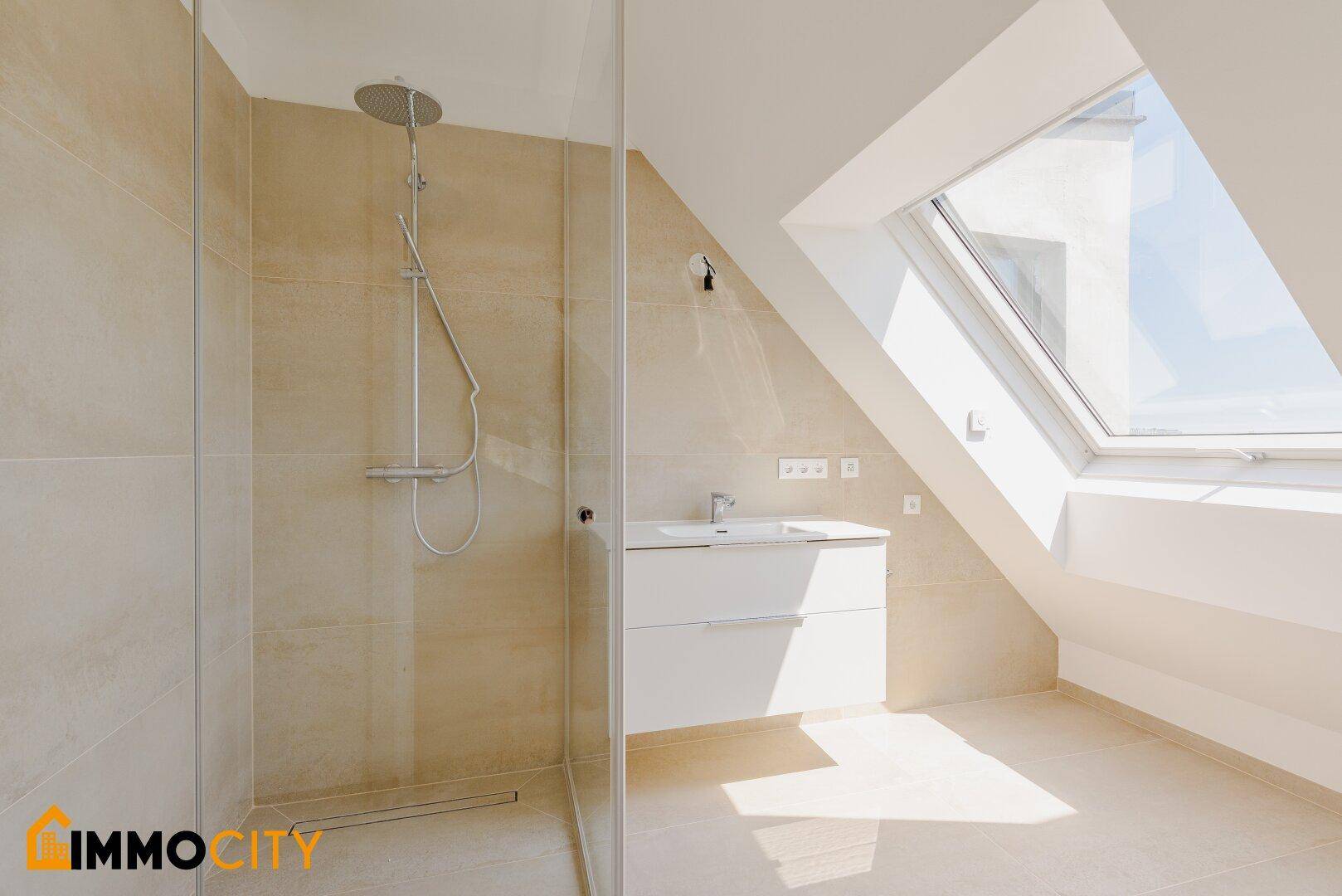 Modernes Badezimmer mit begehbarer Dusche, Einzelwaschbecken und großem Dachfenster.
