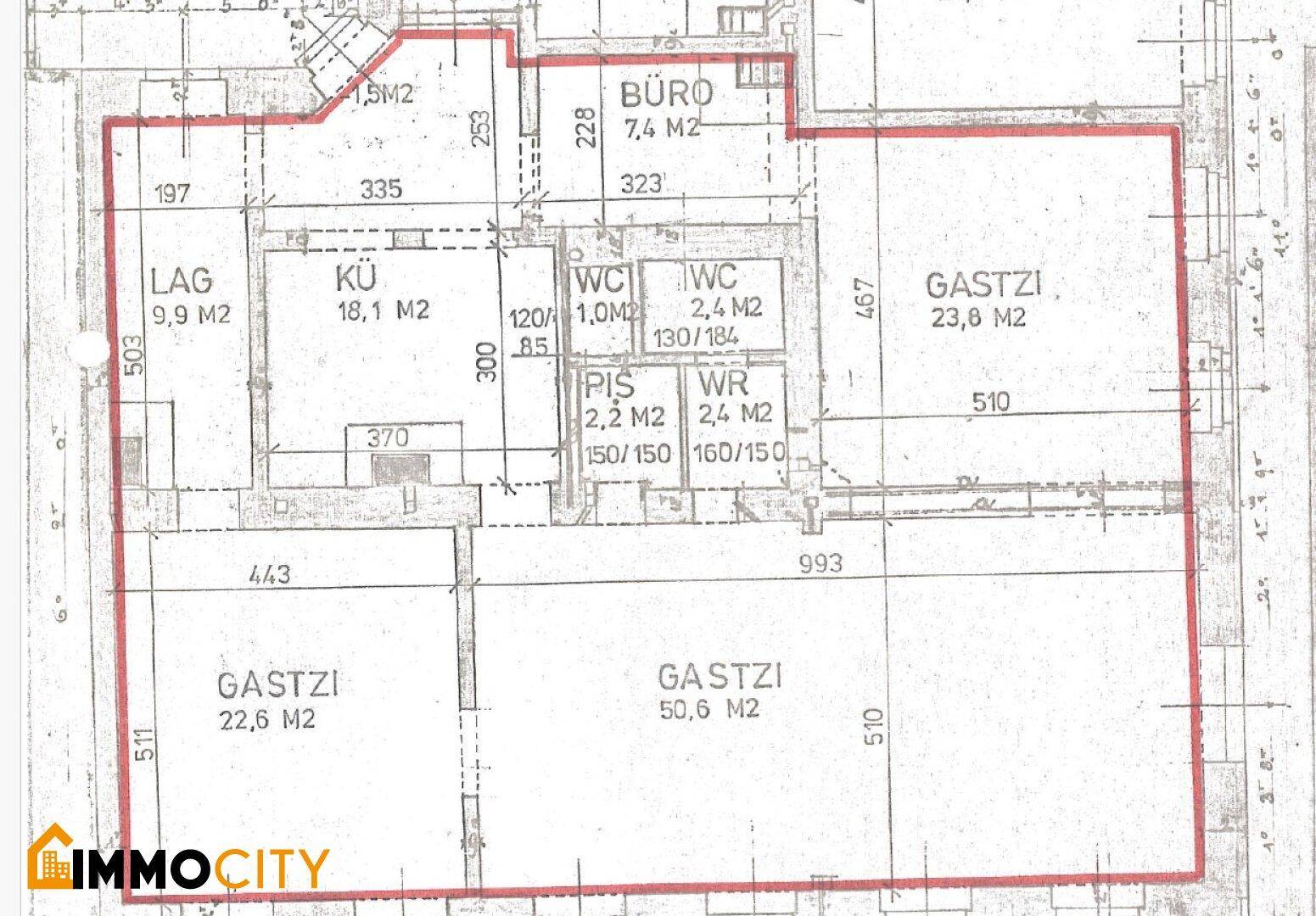Grundriss des Erdgeschosses mit verschiedenen Gastzimmern, Büro, Küche und Sanitärbereichen, rot umrandet.