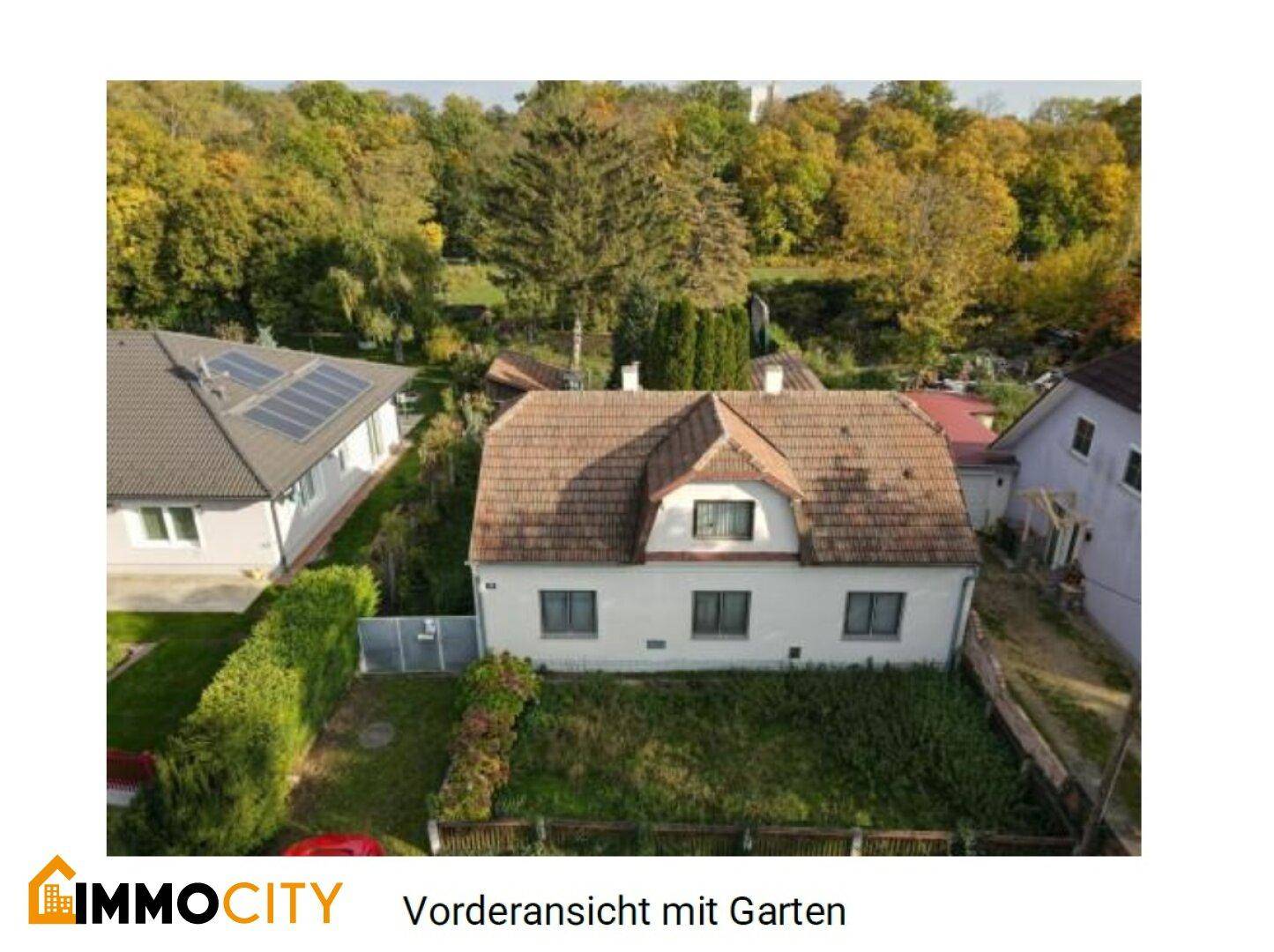 Luftaufnahme des Hauses mit umliegenden Gärten und viel Grün in ländlicher Umgebung.