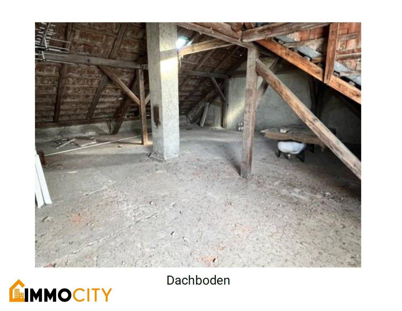Geräumiger Dachboden mit sichtbaren Holzbalken und viel Potenzial für einen Ausbau.