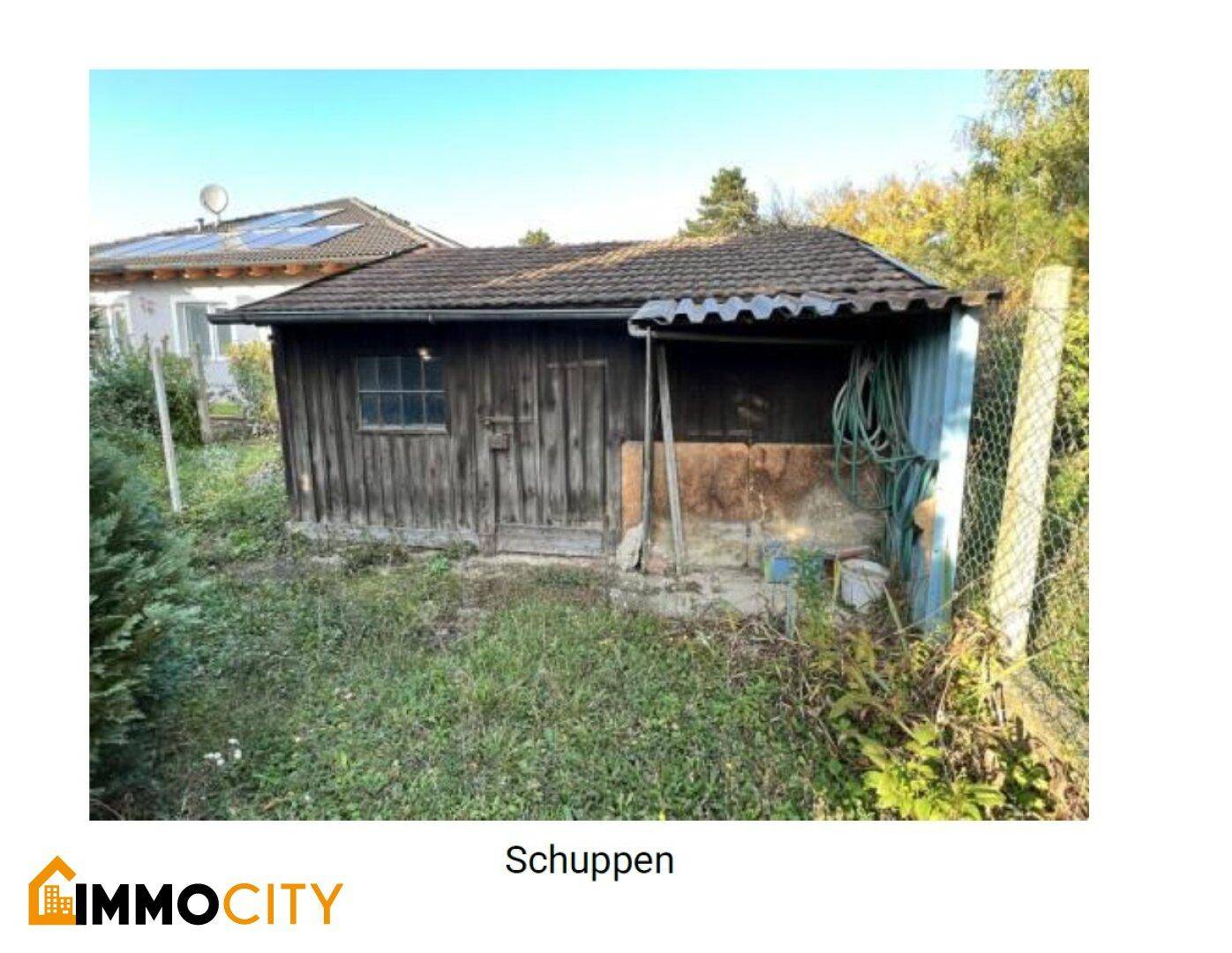 Rustikaler Holzschuppen im Garten, ideal zur Aufbewahrung von Gartengeräten und Werkzeugen.