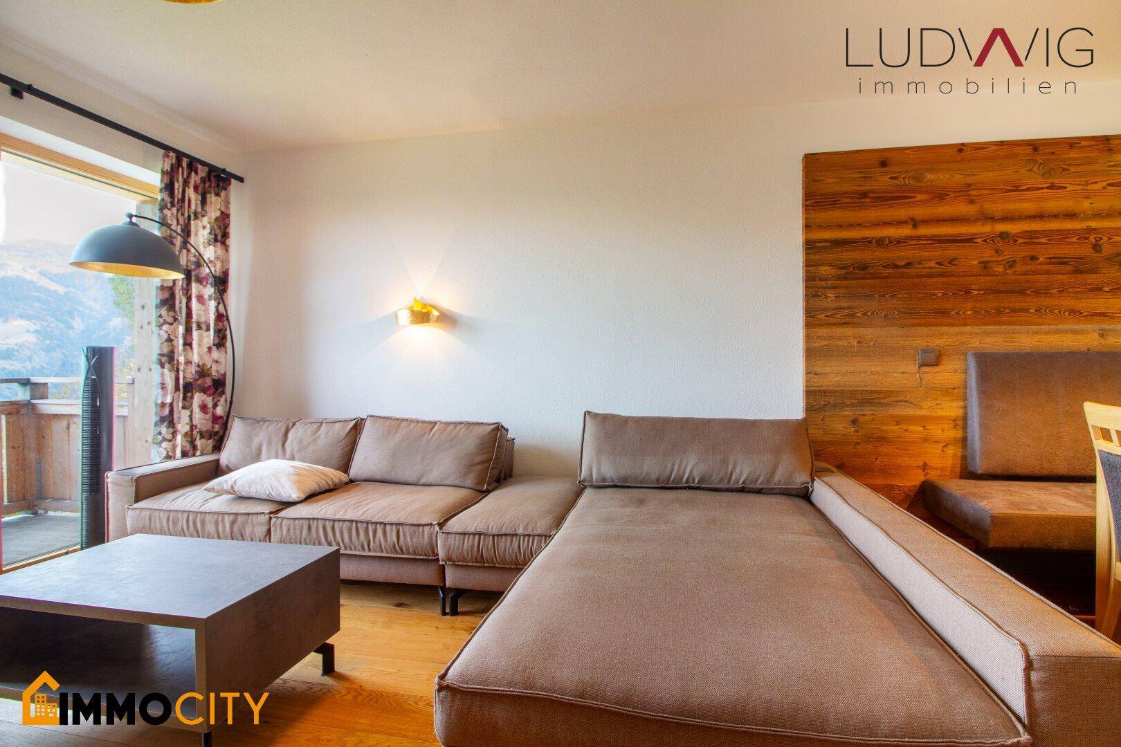 Gemütliche Sitzecke im Wohnzimmer mit bequemer Couch und modernem Couchtisch.
