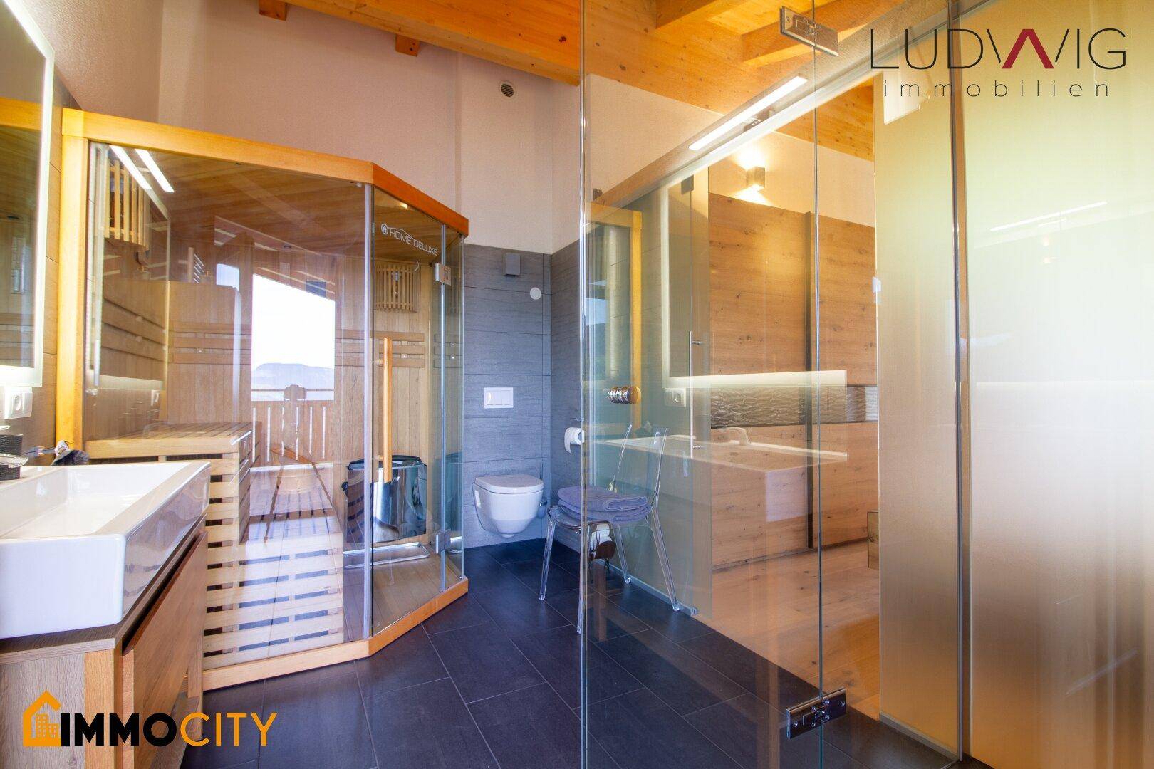 Modernes Badezimmer mit Sauna, Toilette und großem Waschbecken.