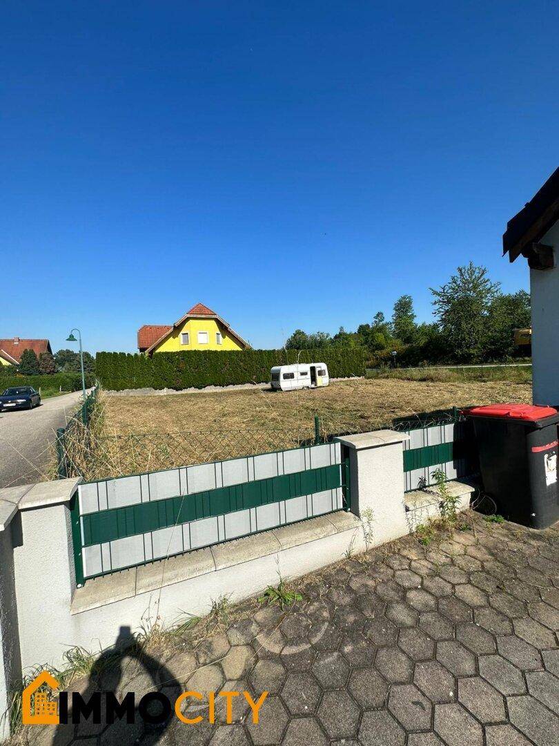 Weitläufiges Grundstück mit Blick auf die Umgebung und eine ruhige Wohnstraße.