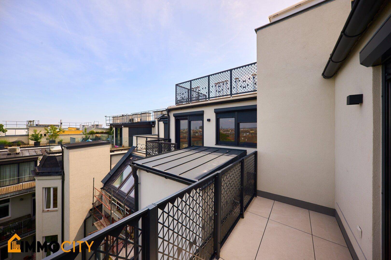 Moderner Balkon mit Metallgeländer und Blick auf die Architektur des Gebäudes.