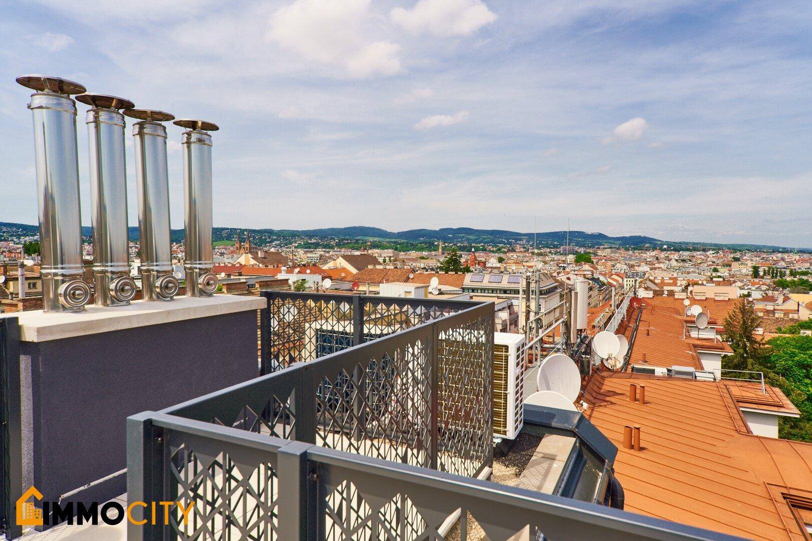 Dachterrasse mit modernen Schornsteinen und Klimaanlagen, bietet weite Aussicht über die Stadt.
