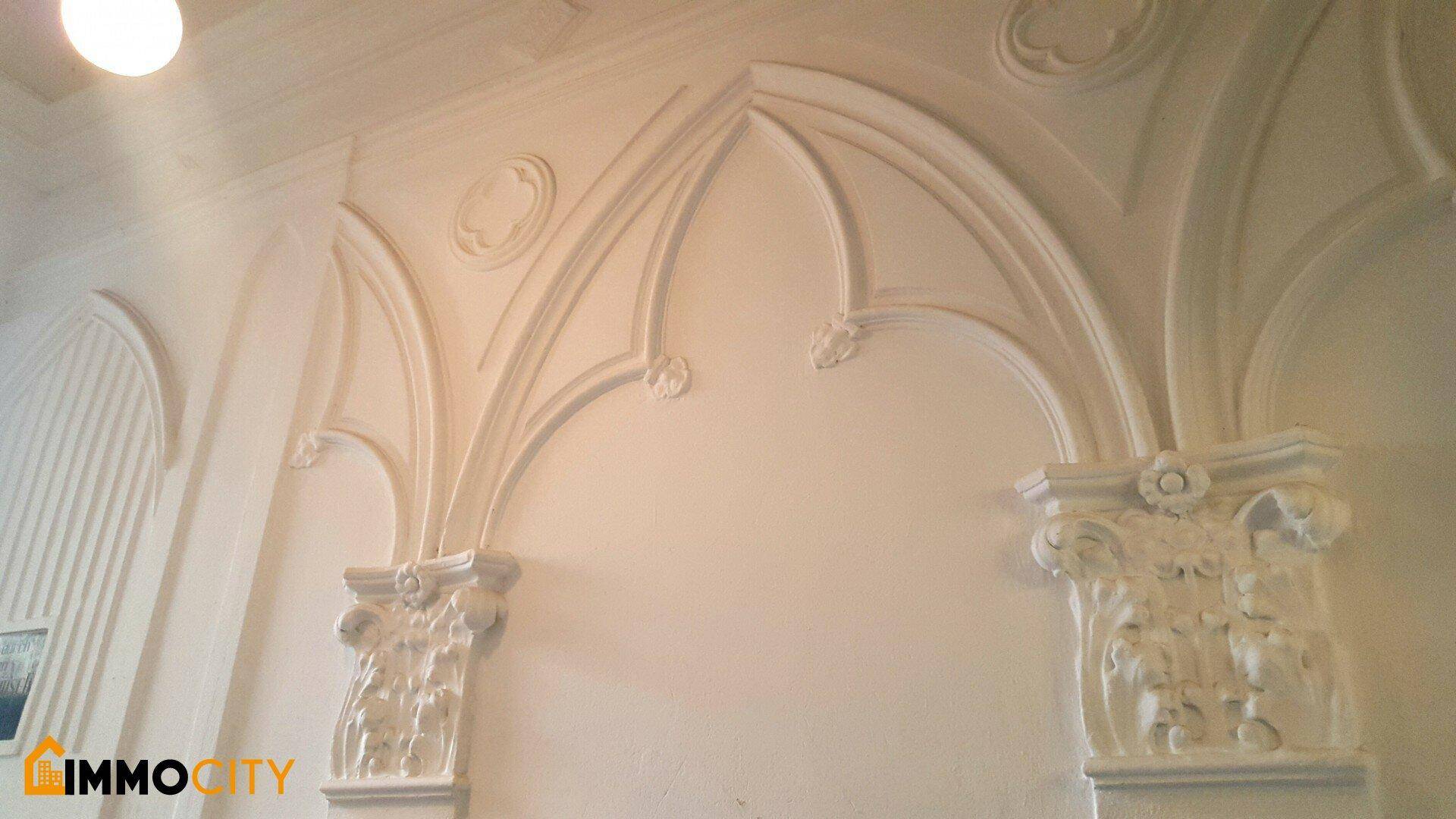 Detailaufnahme der kunstvollen Stuckverzierungen im Treppenhaus eines Altbaus, zeugt von Eleganz.