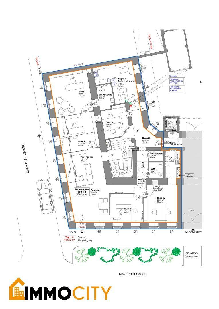 Detaillierter Grundriss des Erdgeschosses mit Büroräumen, Empfangsbereich, Balkon und Außenanlagen.
