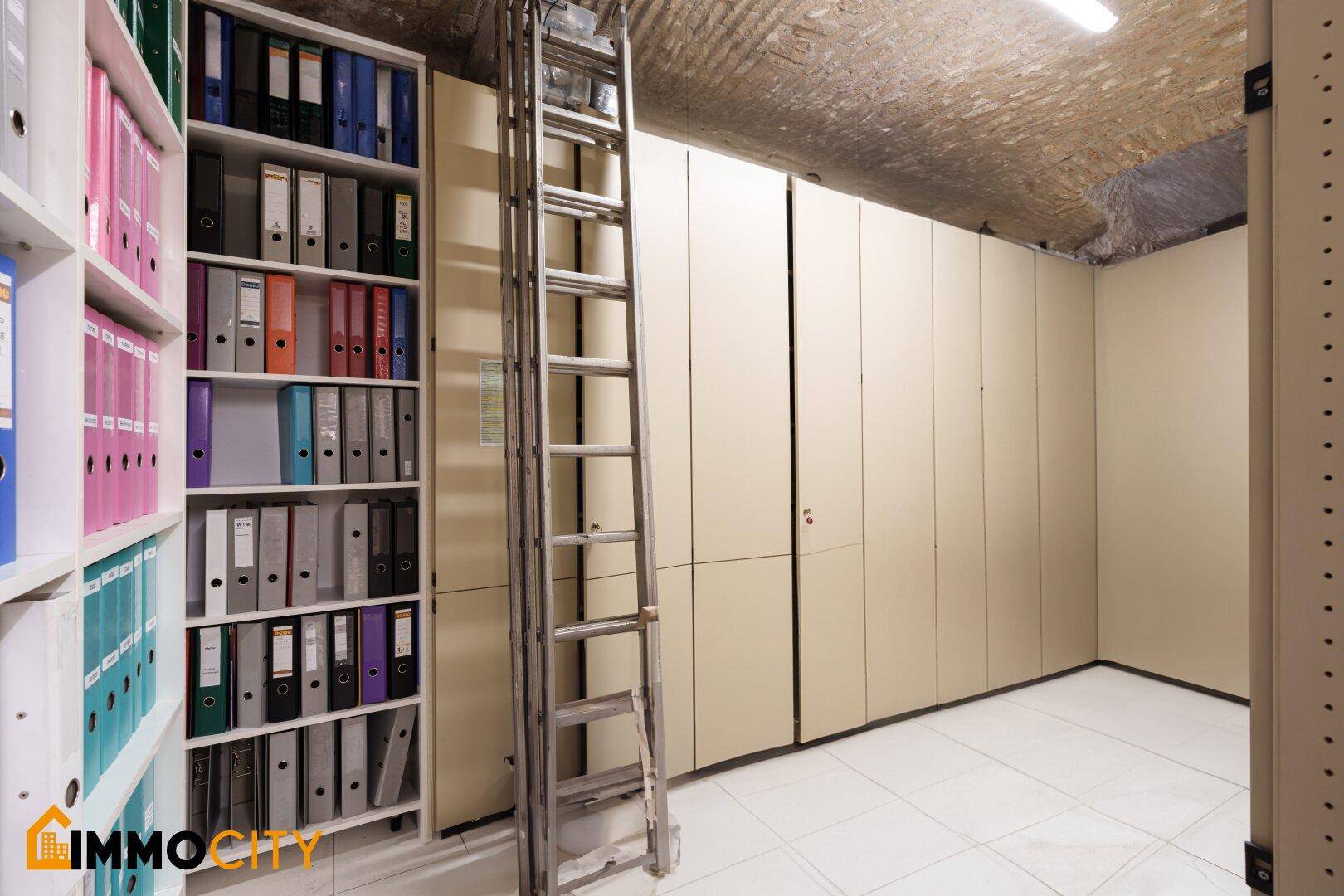 Archivraum mit hohen Regalen, einer Leiter und einer gewölbten Decke, ideal für Lagerung und Organisation.