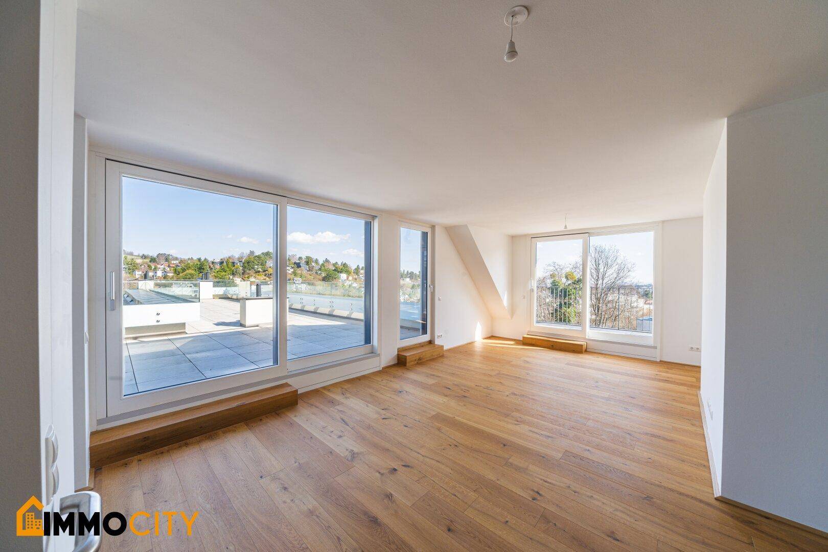 Lichtdurchfluteter Wohnbereich mit Eichenparkett und Zugang zu einer weitläufigen Dachterrasse.