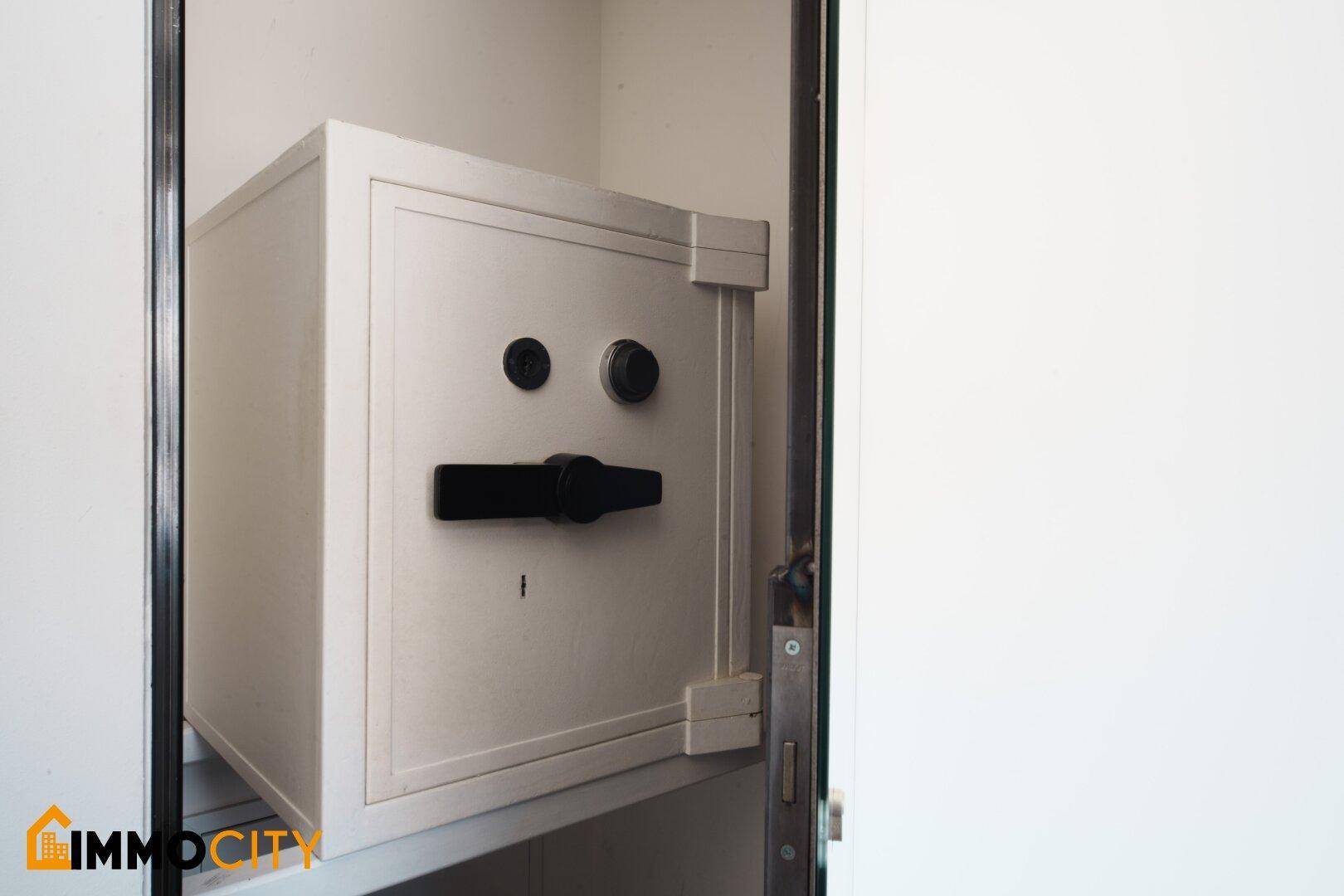 Ein eingebauter Safe in einem Schrank, der Sicherheit für Wertsachen bietet.